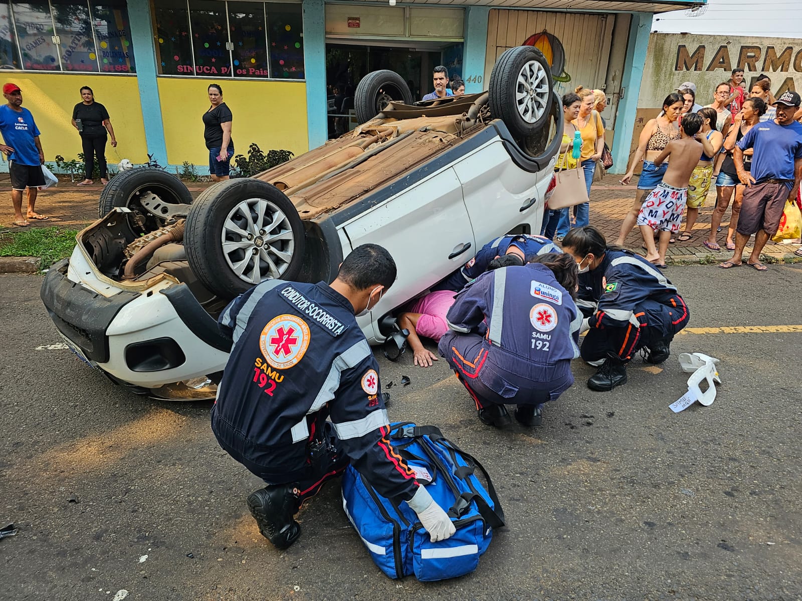 Homem fica ferido ao capotar automóvel em Maringá