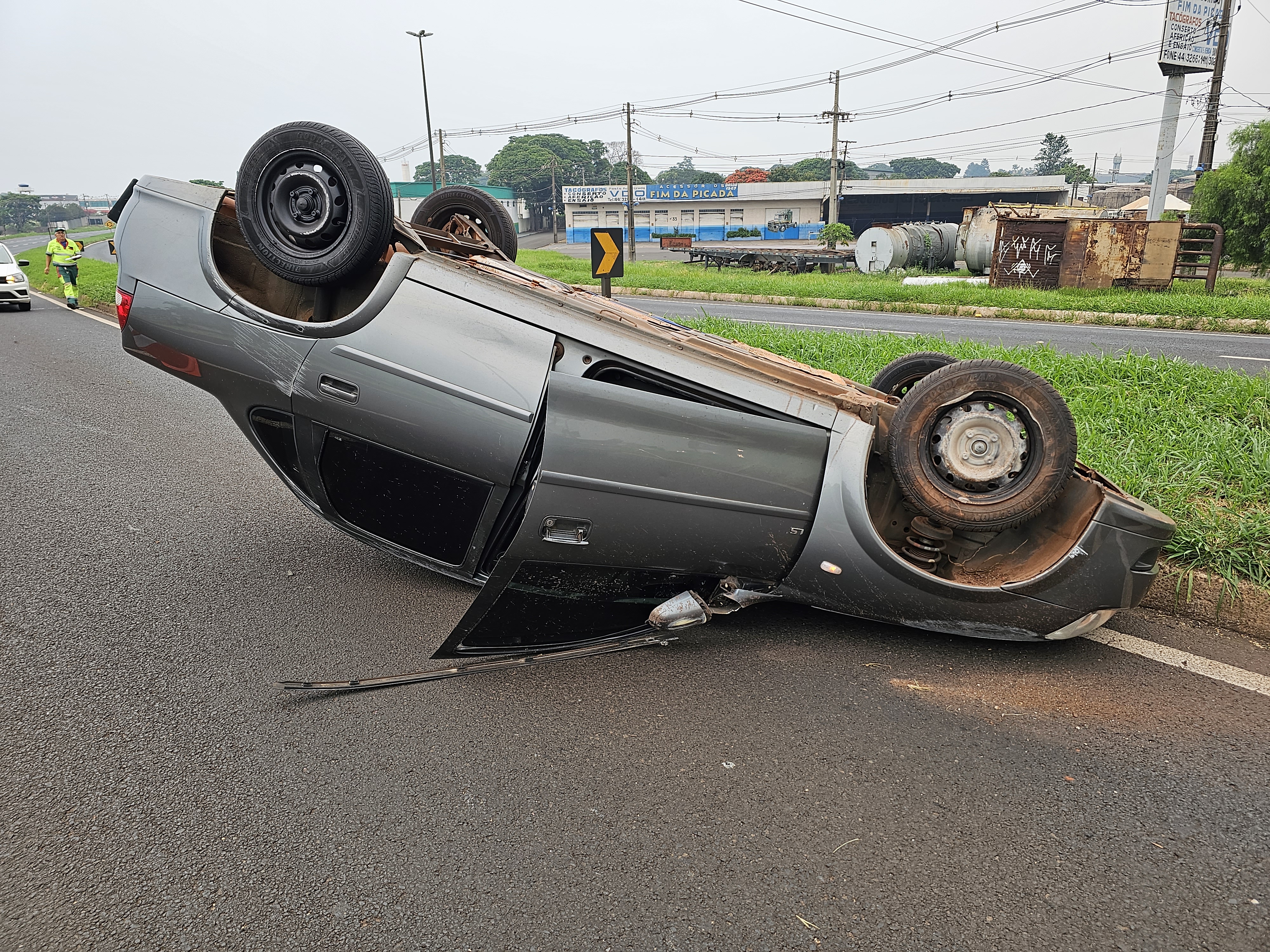 Morador de Nova Esperança capota carro na cidade de Maringá