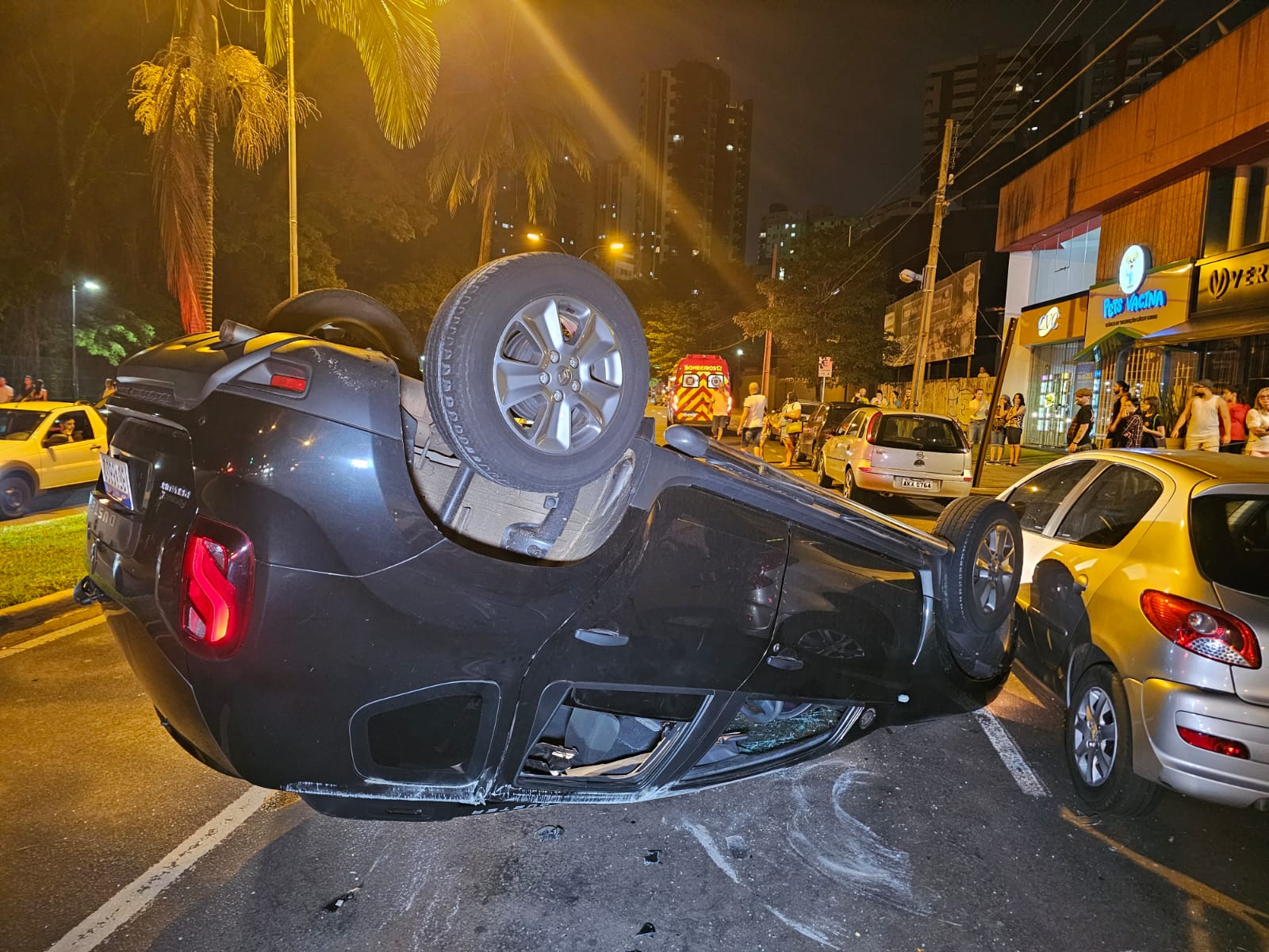 Homem fica ferido ao capotar automóvel na área central de Maringá