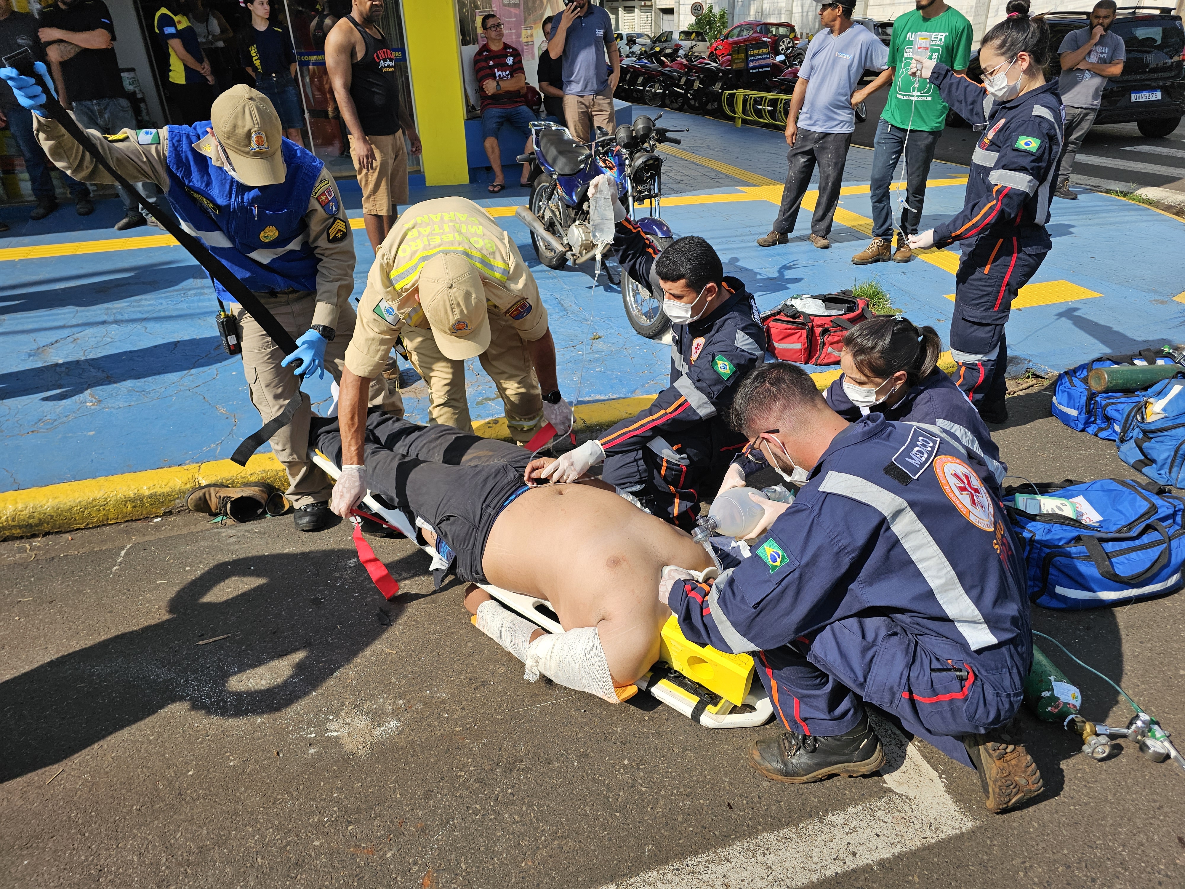 Motociclista de 21 anos é entubado após carro invadir preferencial na Avenida Brasil