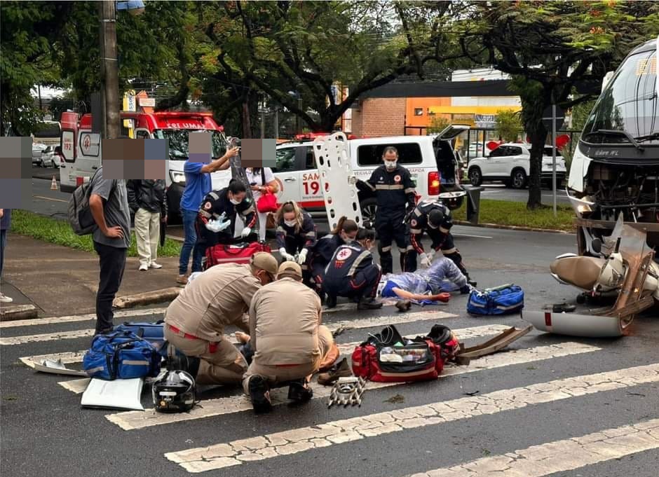 Motorista de micro-ônibus avança preferencial e causa grave acidente em Maringá