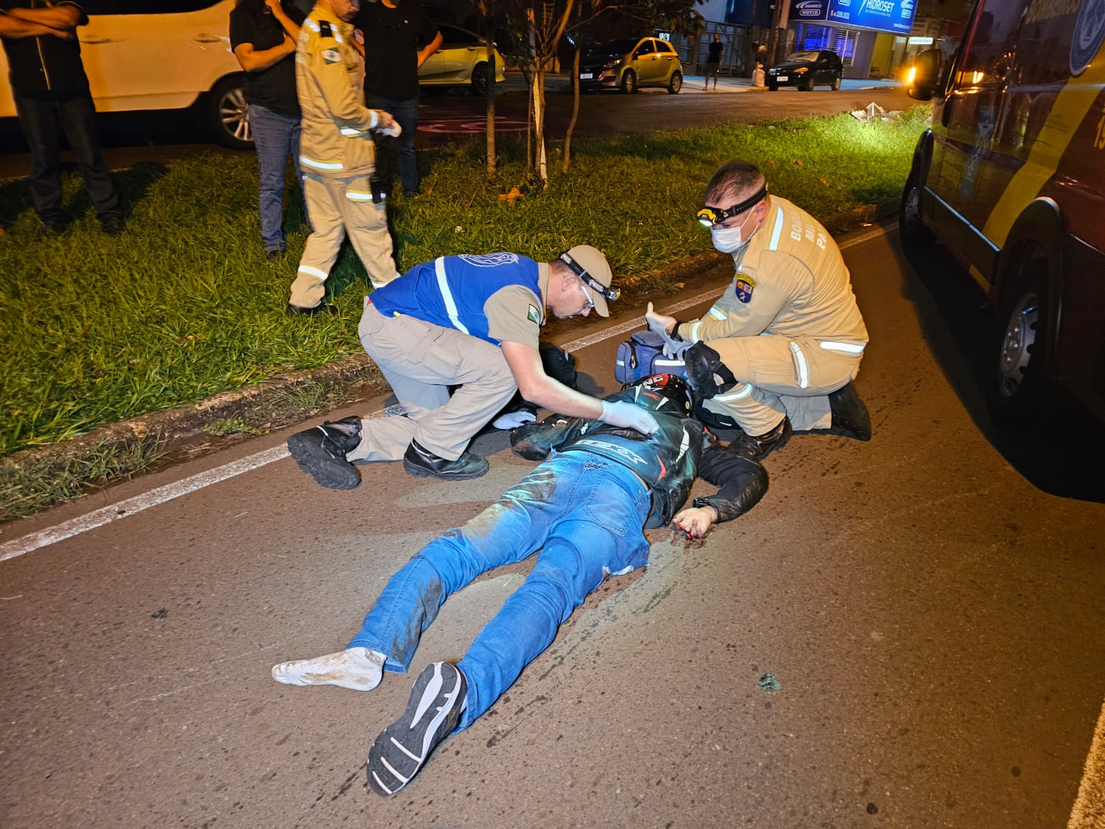 Motociclista sofre acidente grave na Avenida Alexandre Rasgulaeff em Maringá