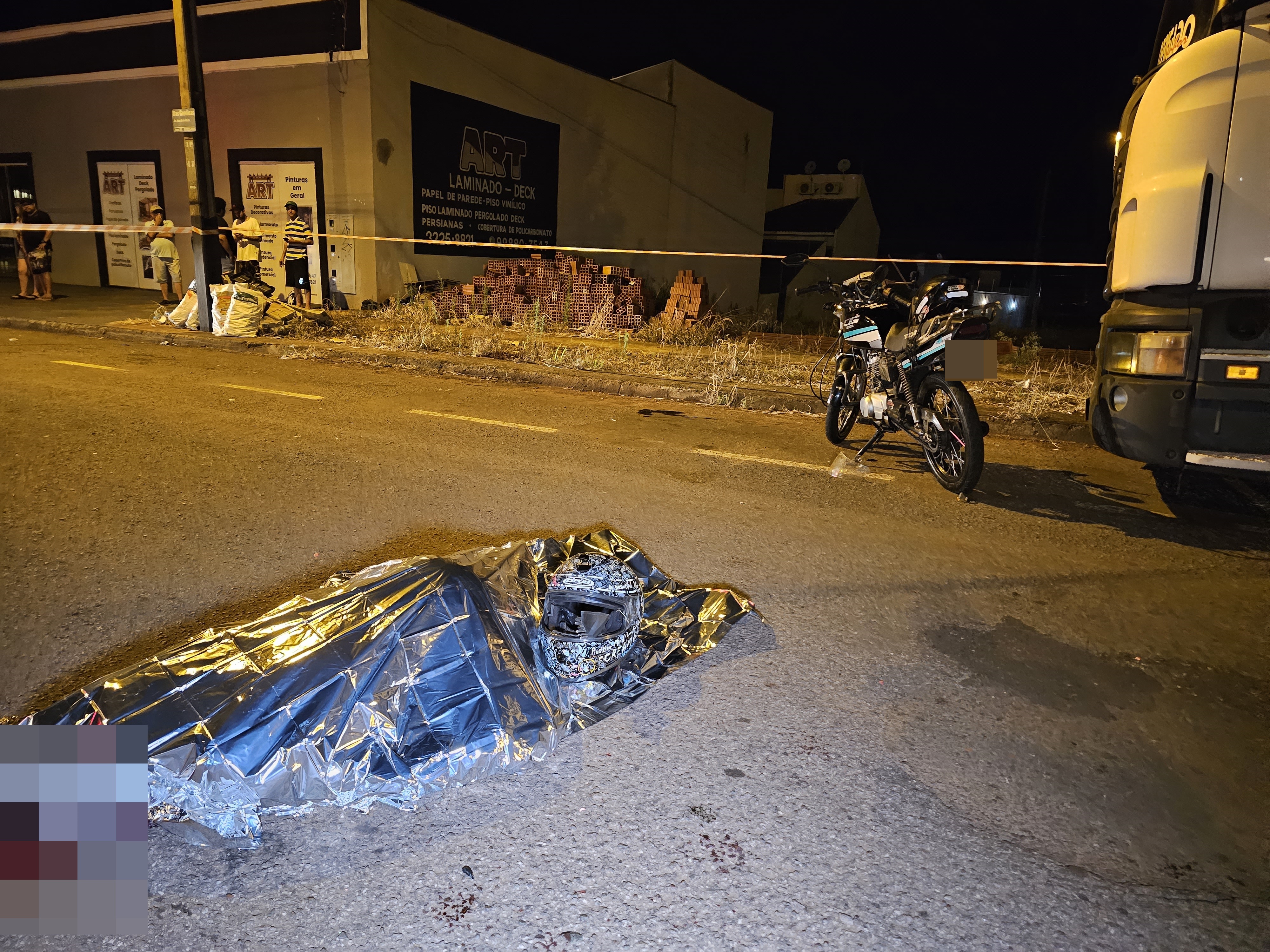 Motociclista morre ao bater contra uma Scania estacionada em Maringá