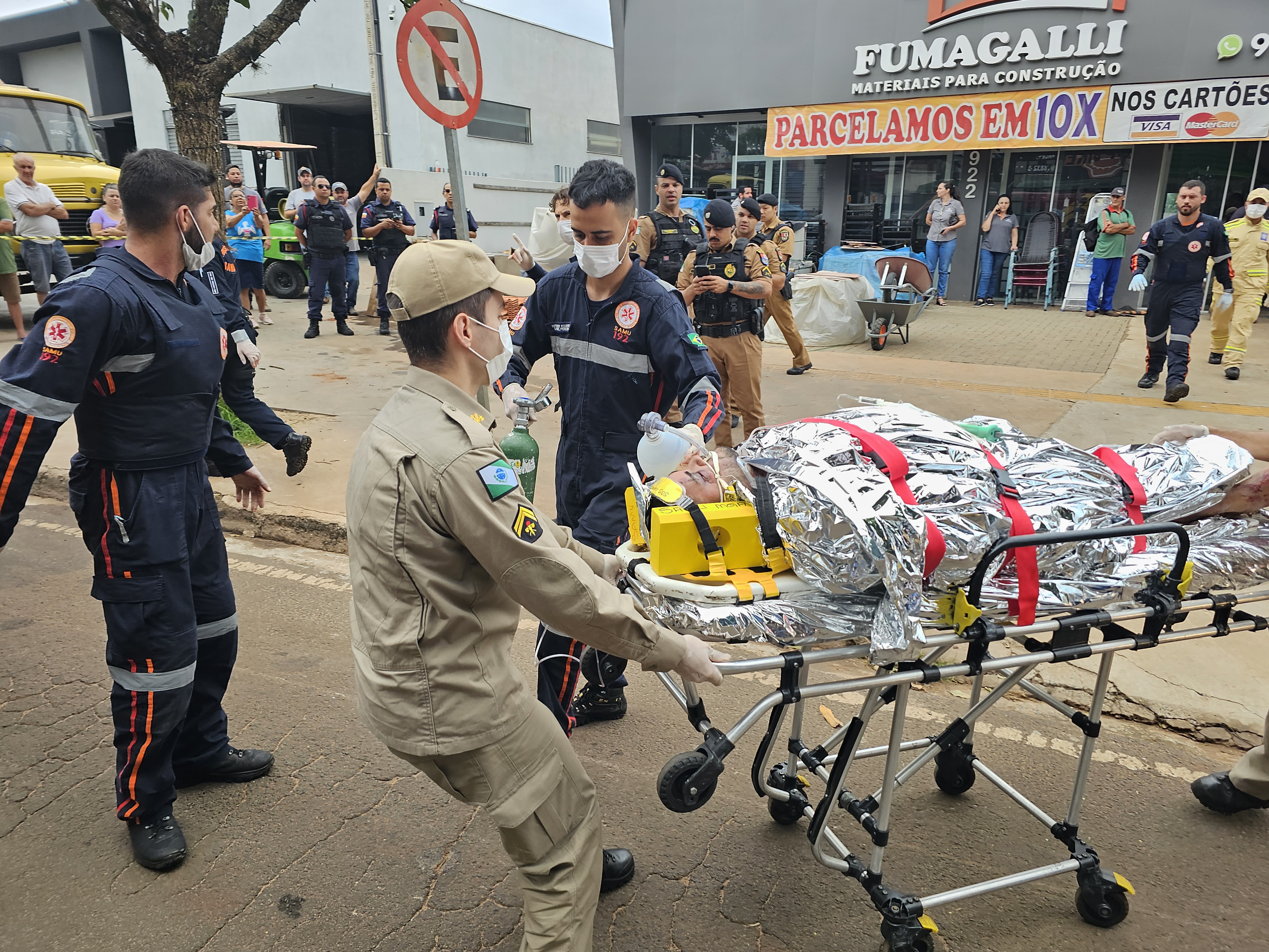 Homem de 30 anos é atingido por vários tiros na avenida principal de Iguatemi