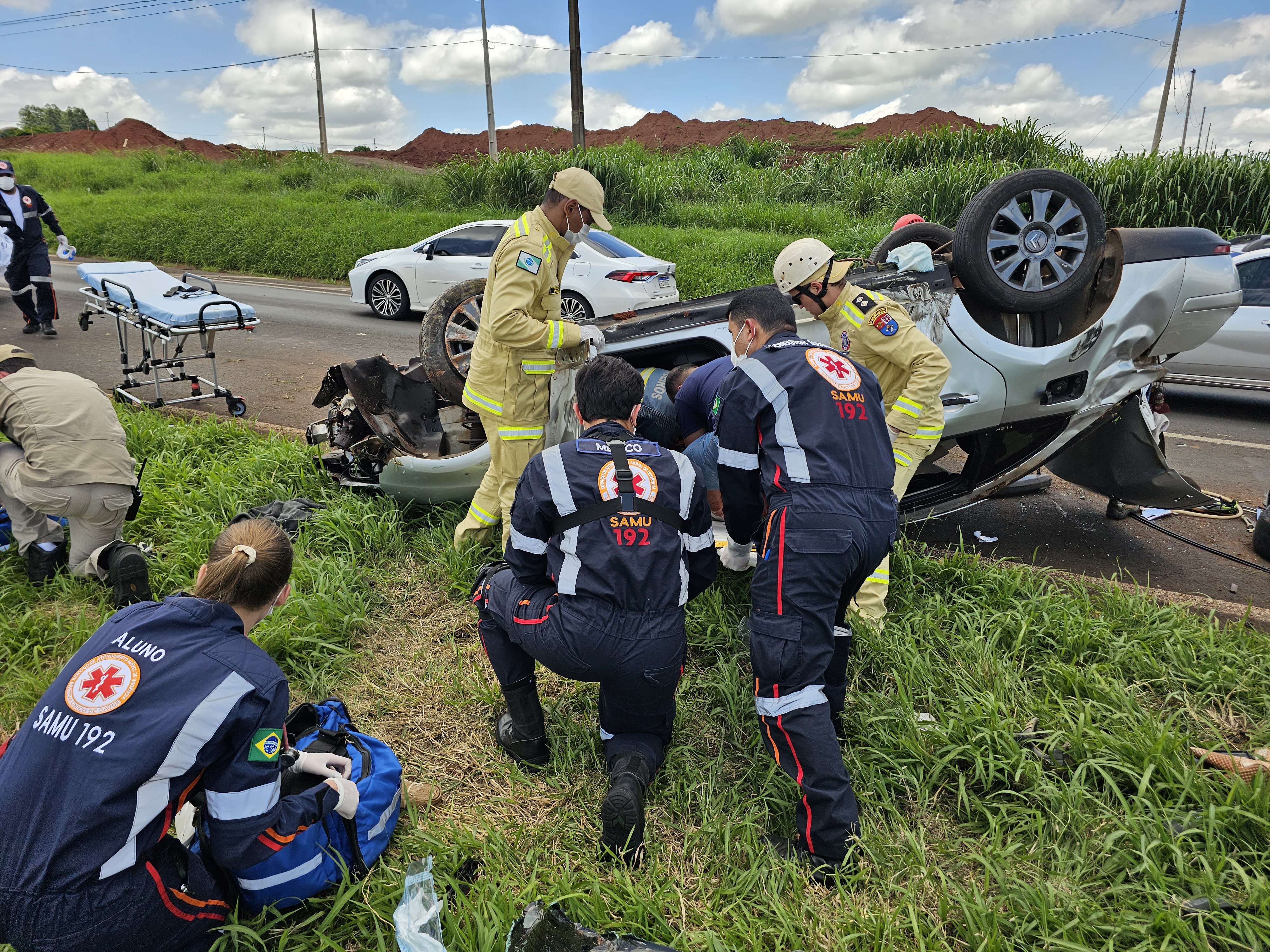 Motorista fica gravemente ferido ao capotar carro na rodovia BR-376 