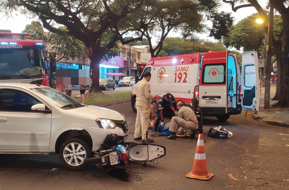 Mulher fica ferida após automóvel cruzar preferencial no Jardim Alvorada