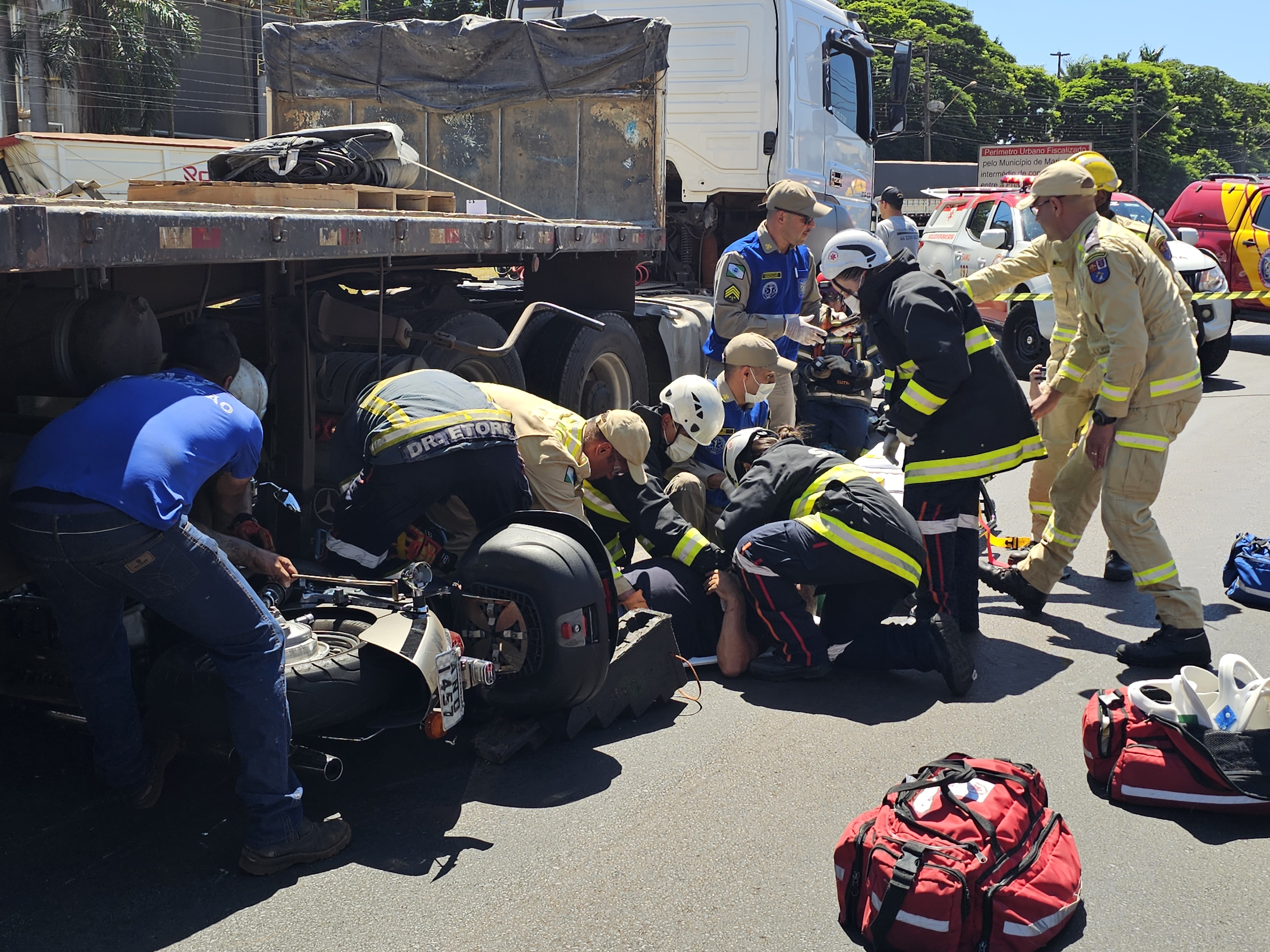 Motociclista de 66 anos fica preso embaixo de carreta após colisão em Maringá