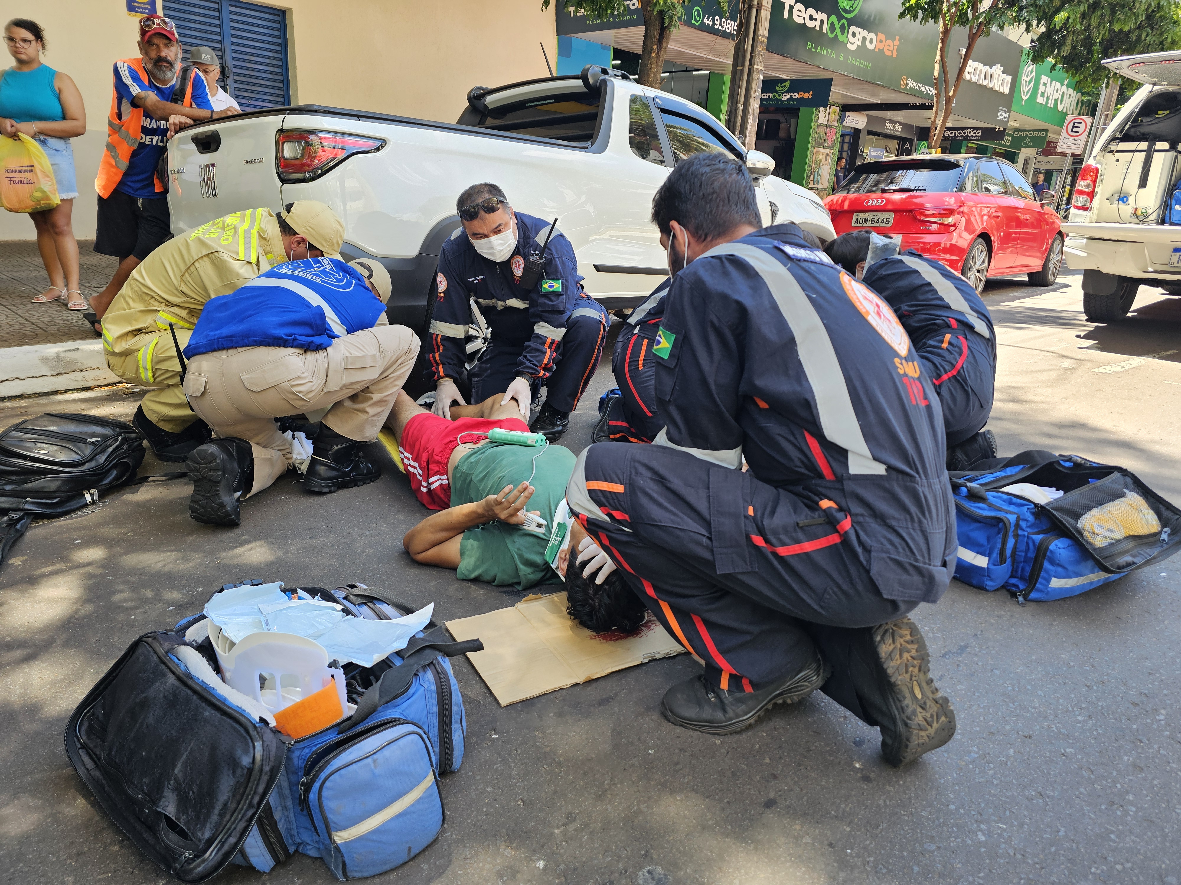 Pedestre atravessa fora da faixa e acaba ferido ao ser atropelado por moto no centro de Maringá