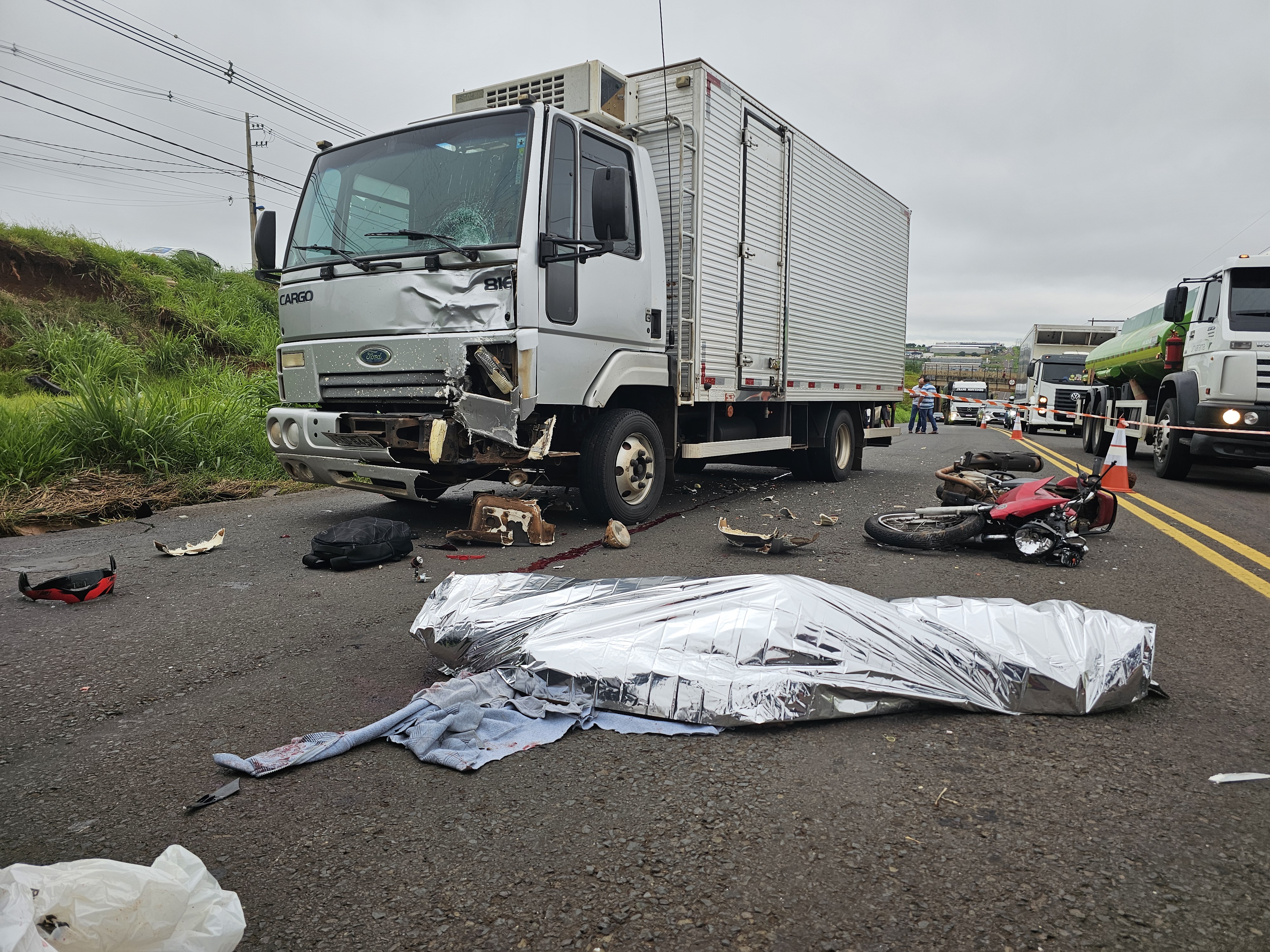 Motociclista morre ao bater de frente com caminhão no Contorno Sul