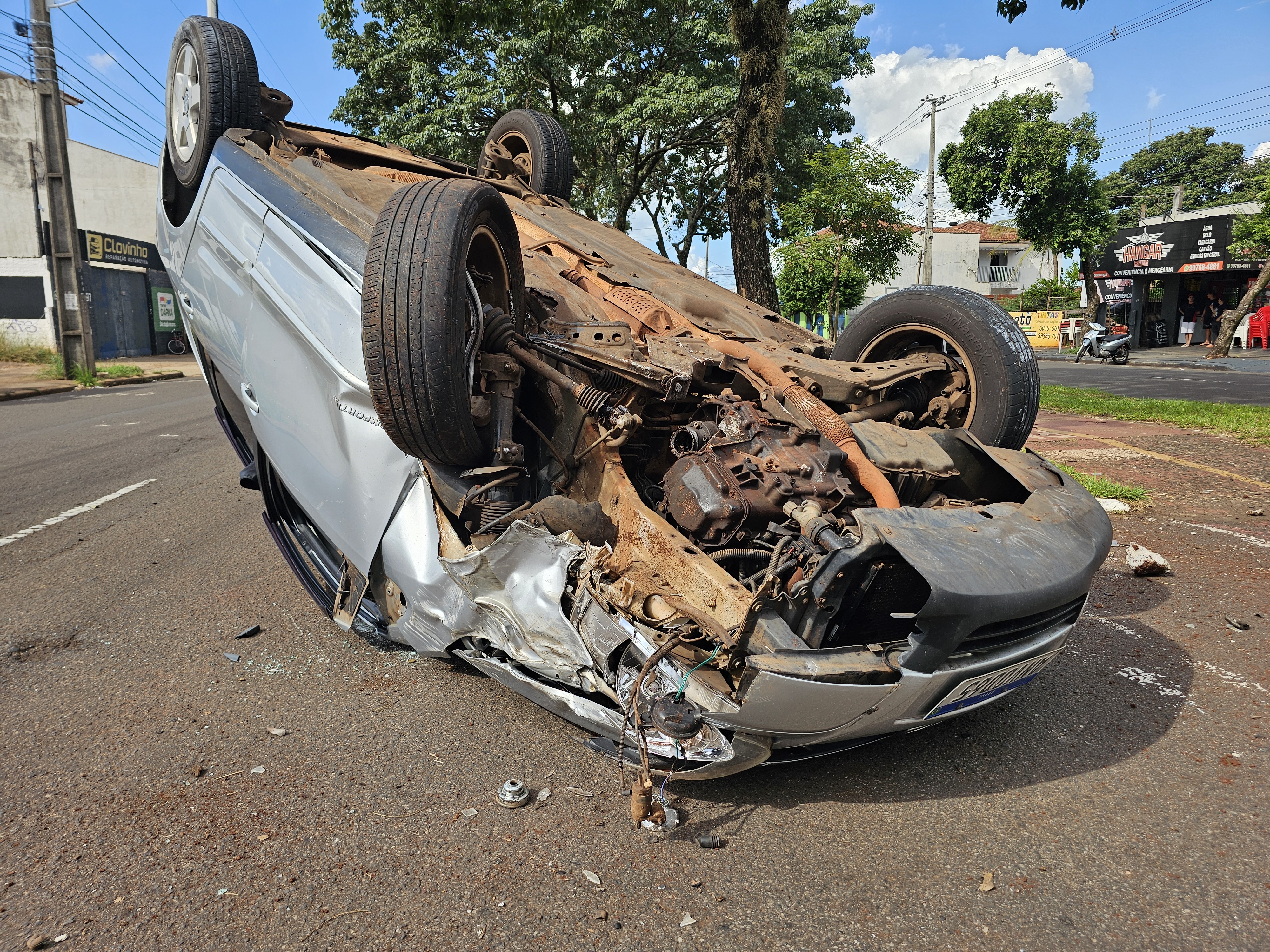 Peça de automóvel quebra e causa capotamento na Avenida Pedro Taques