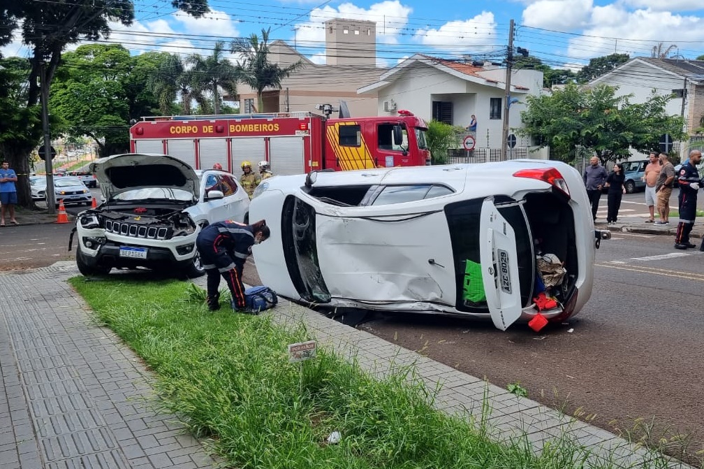 Capotamento em Maringá deixa três pessoas feridas