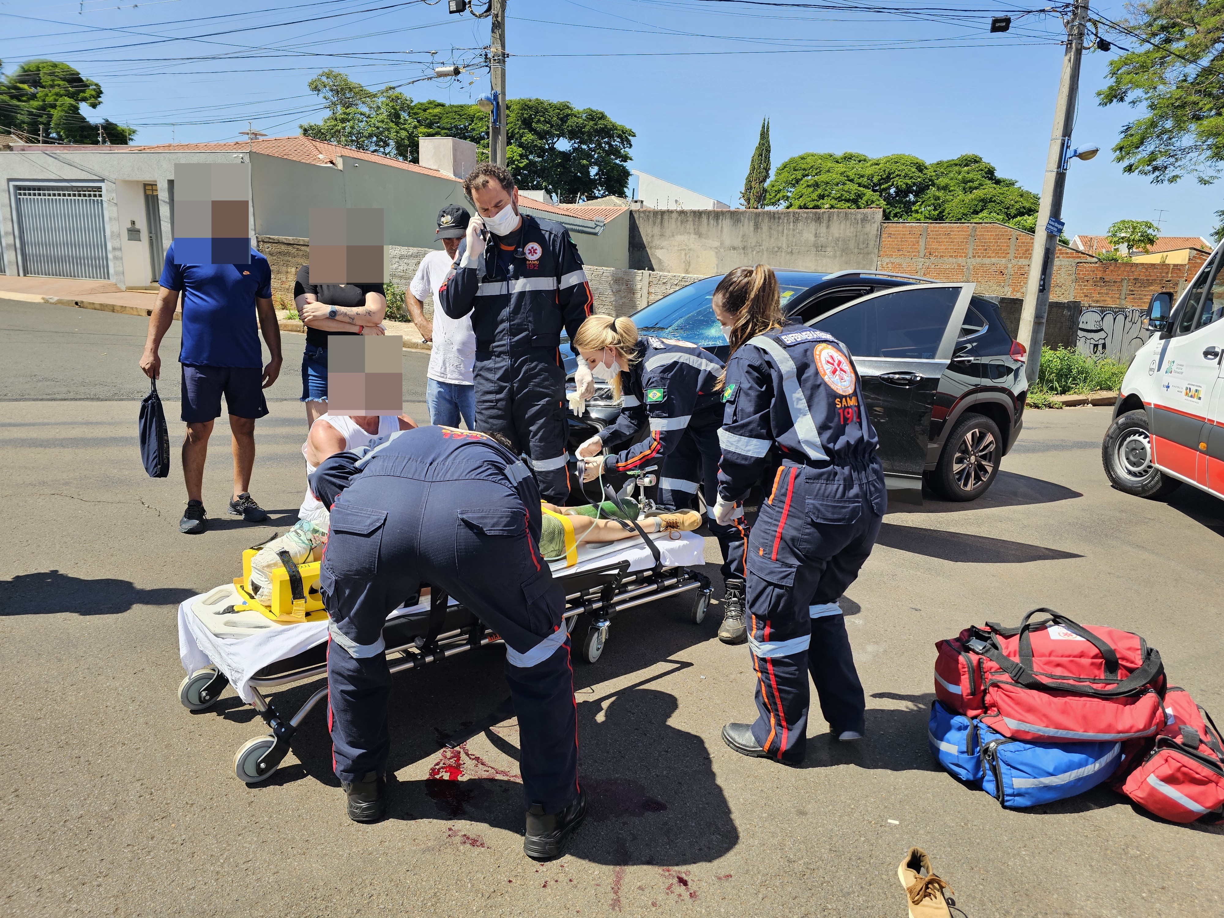 Garota de 17 anos sofre acidente com bicicleta ao cruzar preferencial de automóvel