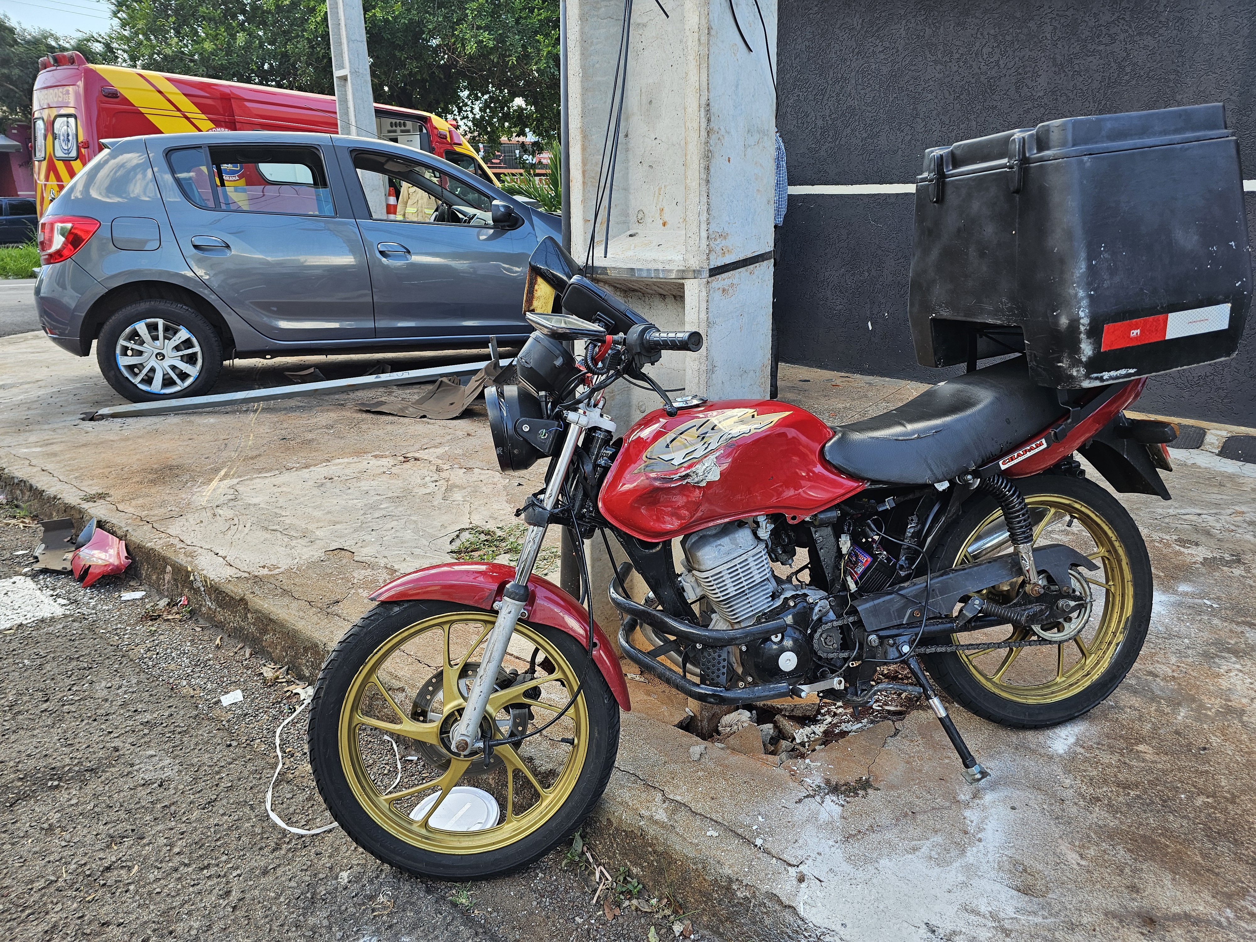 Motoboy sofre acidente gravíssimo após carro cruzar preferencial em Maringá