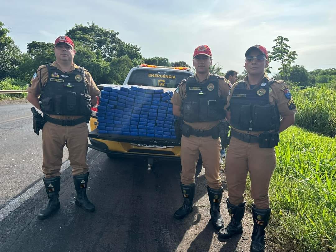 Dois homens são presos com mais de 100 quilos de maconha após acidente na rodovia 323