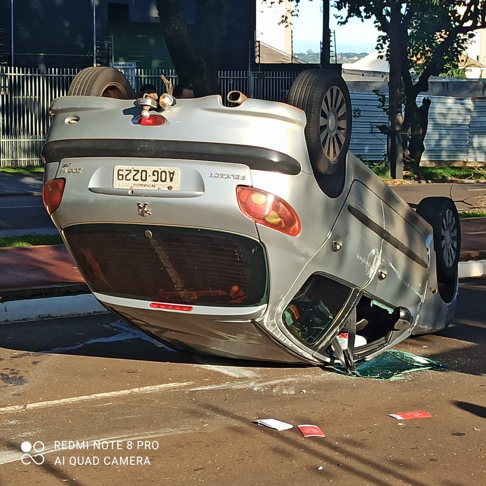 Motorista capota automóvel após bater em outro veículo estacionado