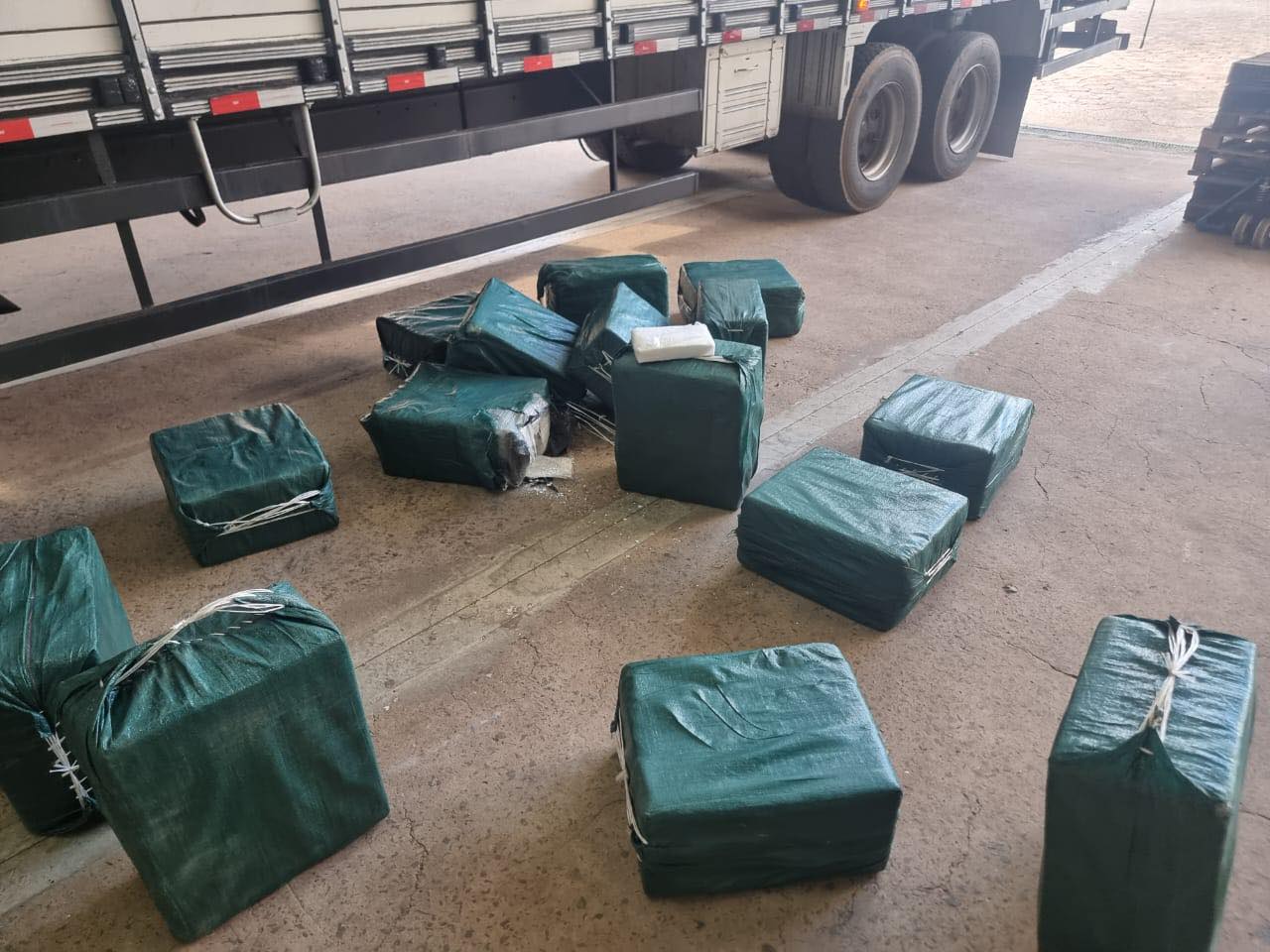 Mais de meia tonelada de cocaína é apreendida na rodovia de Doutor Camargo