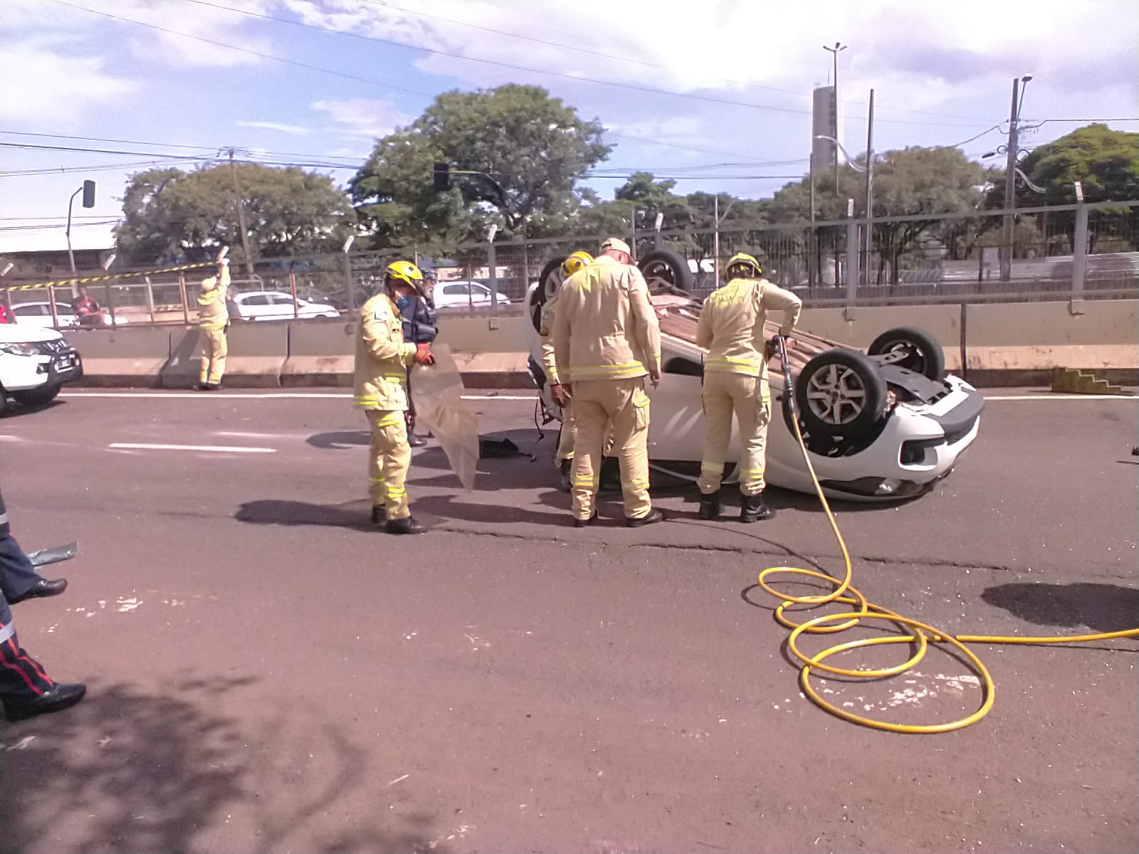 Motorista com suspeita de estar embriagado causa capotamento na Avenida Tuiuti