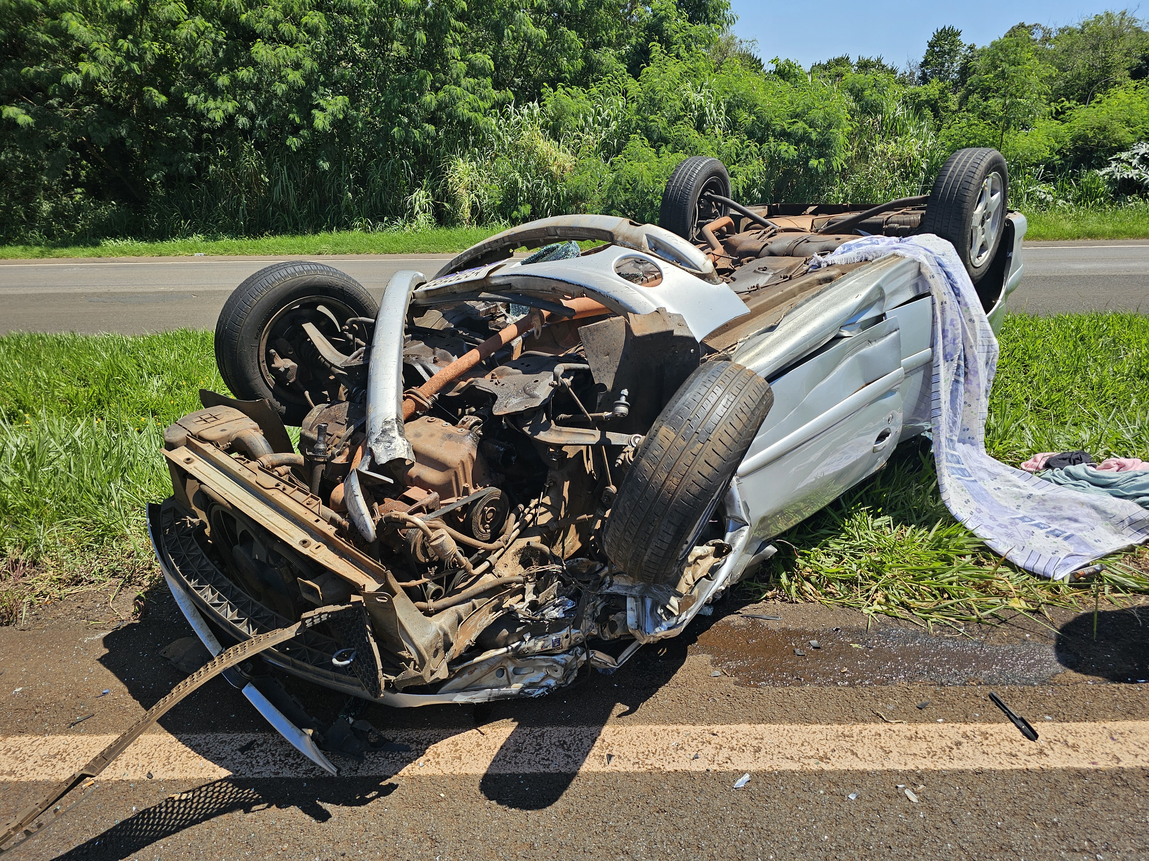 Gestante fica ferida após carro capotar na rodovia PR-317