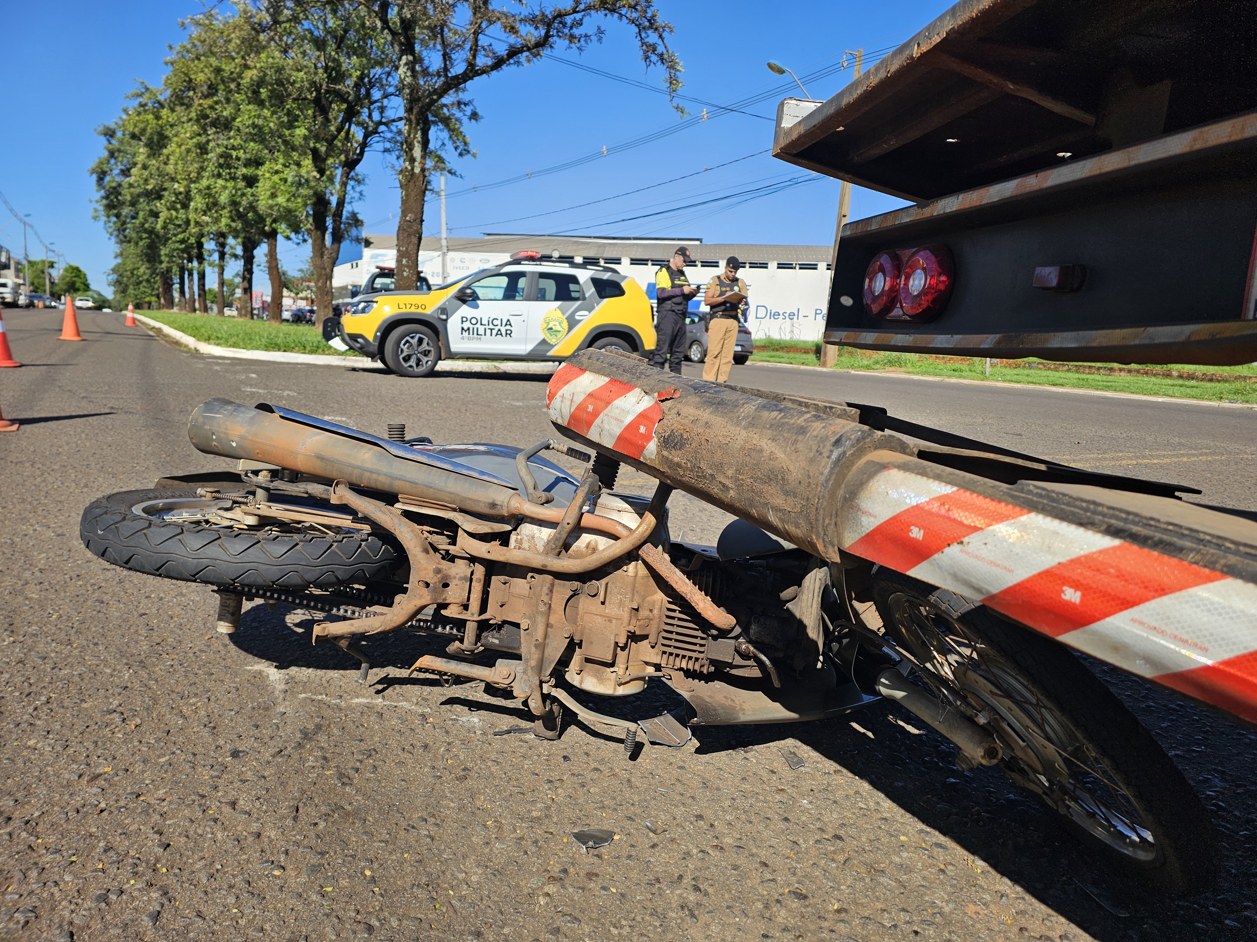 Mulher fica ferida ao bater motocicleta contra caminhão guincho