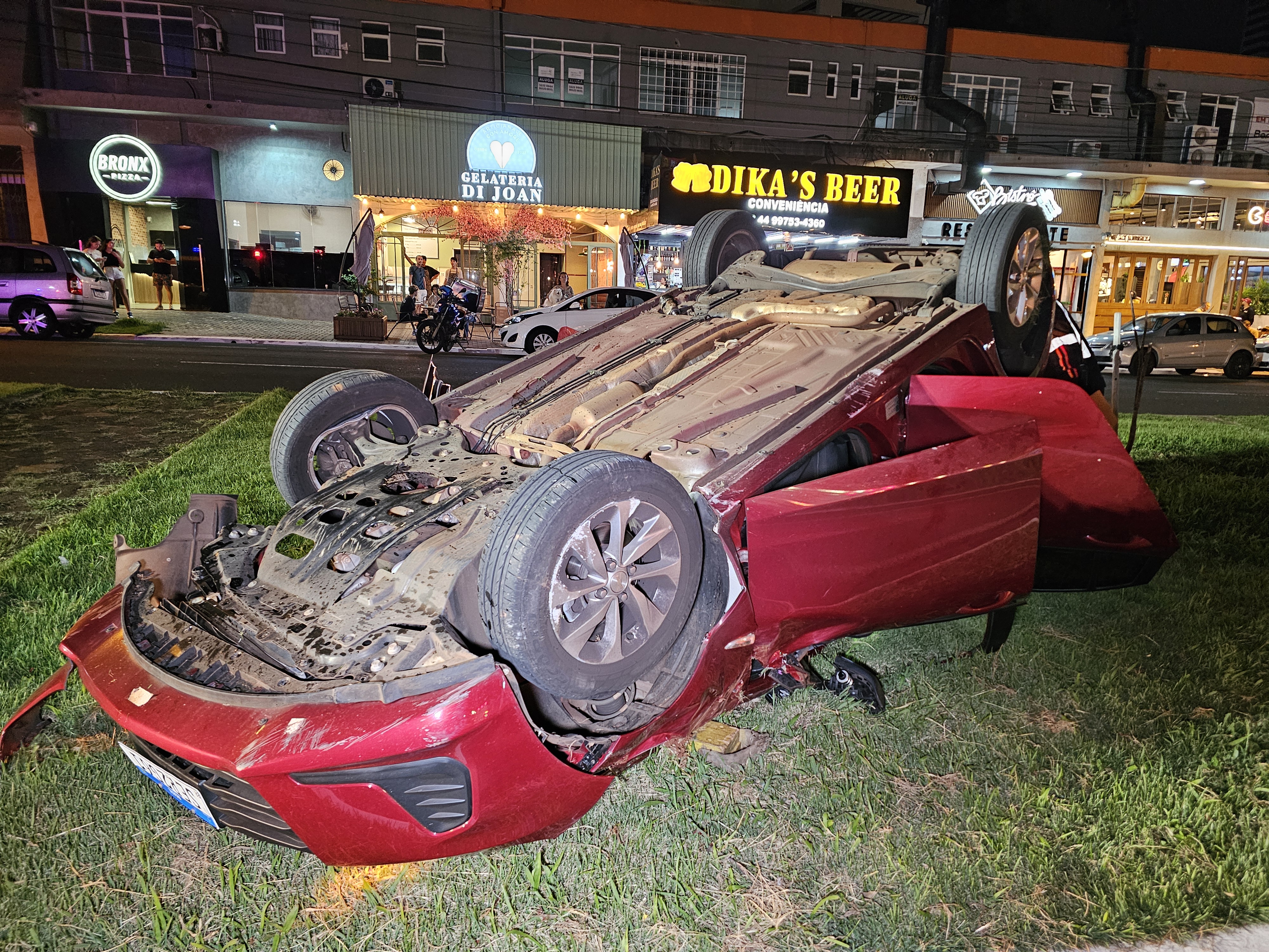 Motorista perde a direção do veículo e capota na Avenida Tiradentes