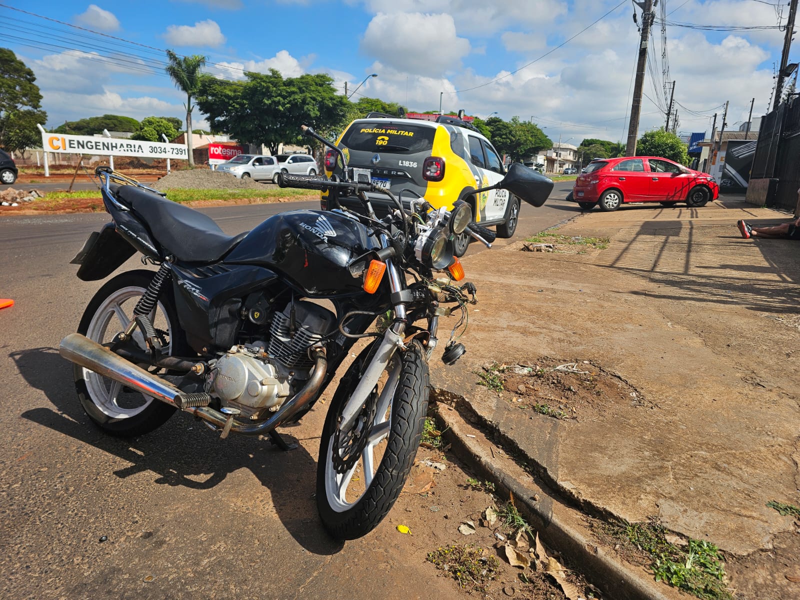 Motorista causa acidente grave em motociclista de 27 anos após invadir preferencial