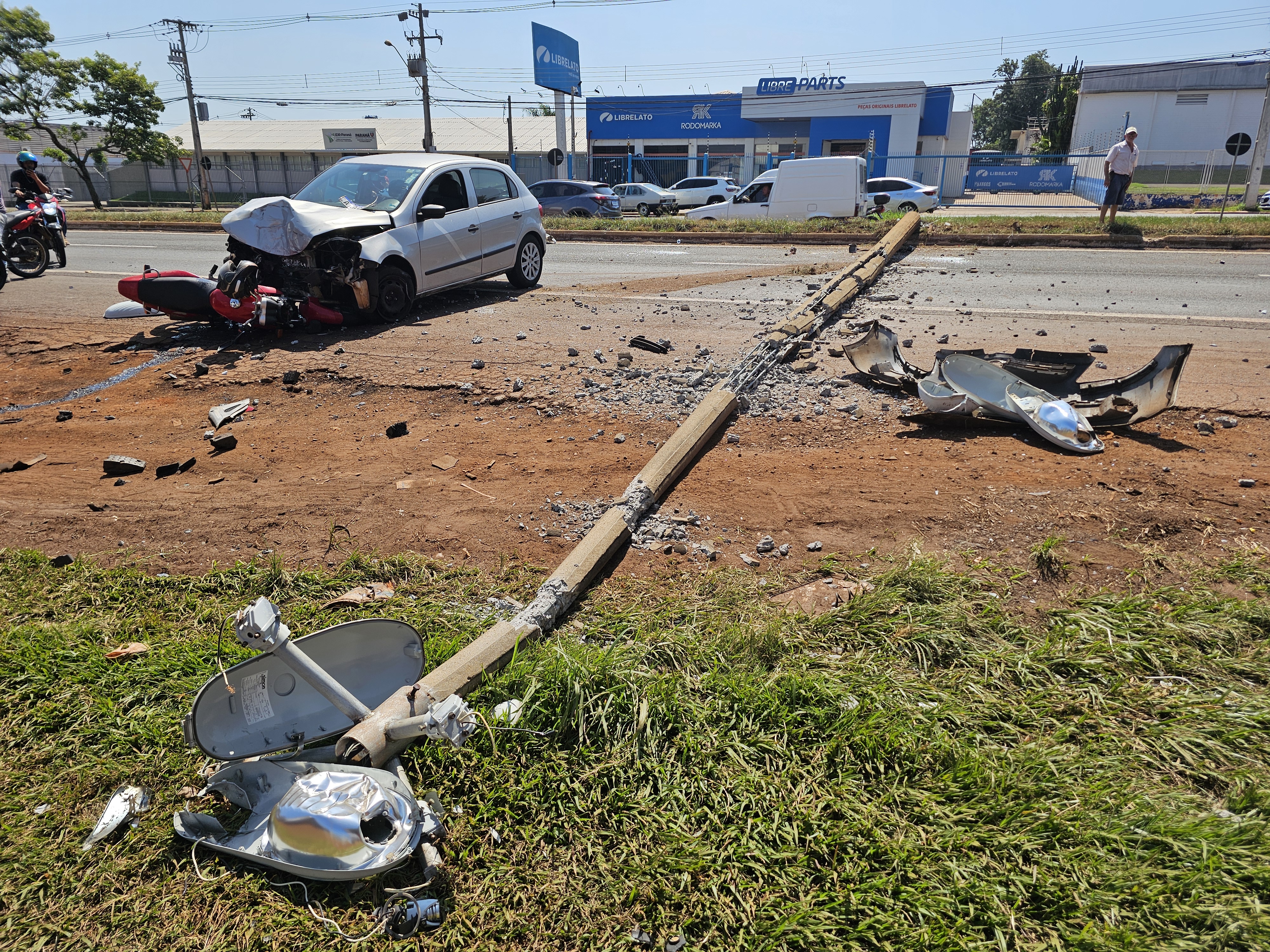 Carro derruba poste e bate de frente com motociclista na Avenida Colombo 