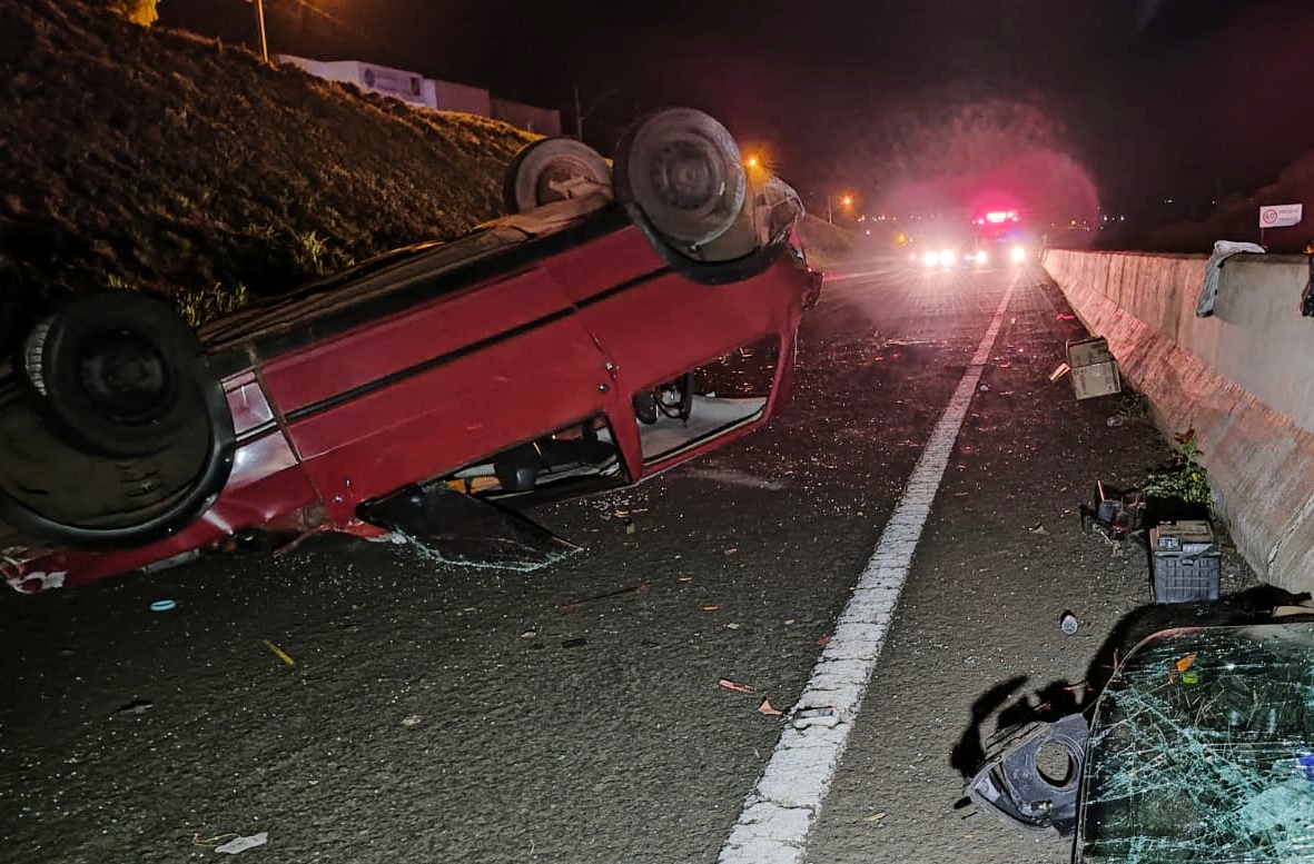 Família escapa da morte ao capotar automóvel no Contorno Norte