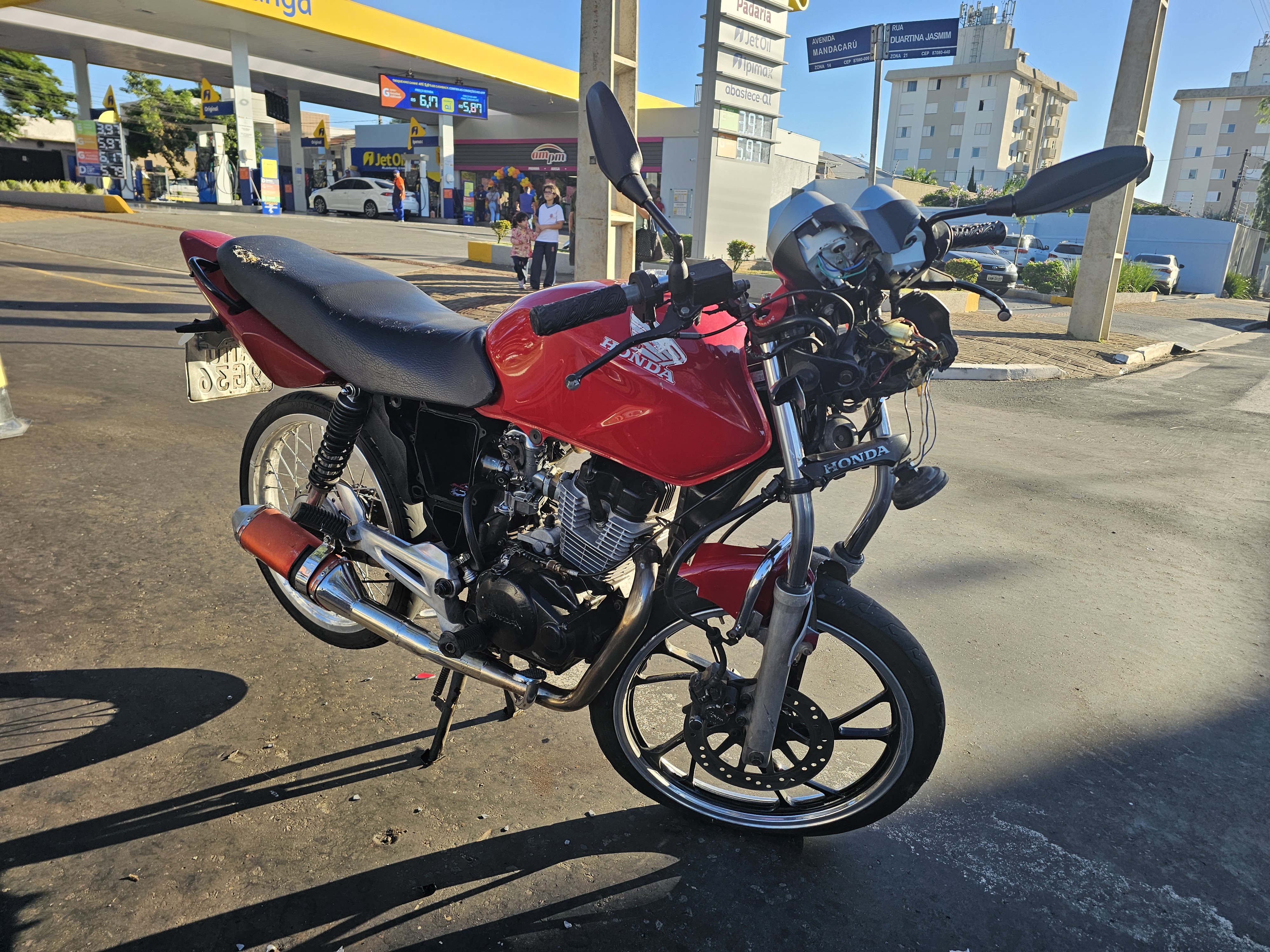 Motociclista de 20 anos fica ferido após mulher invadir preferencial na Mandacaru