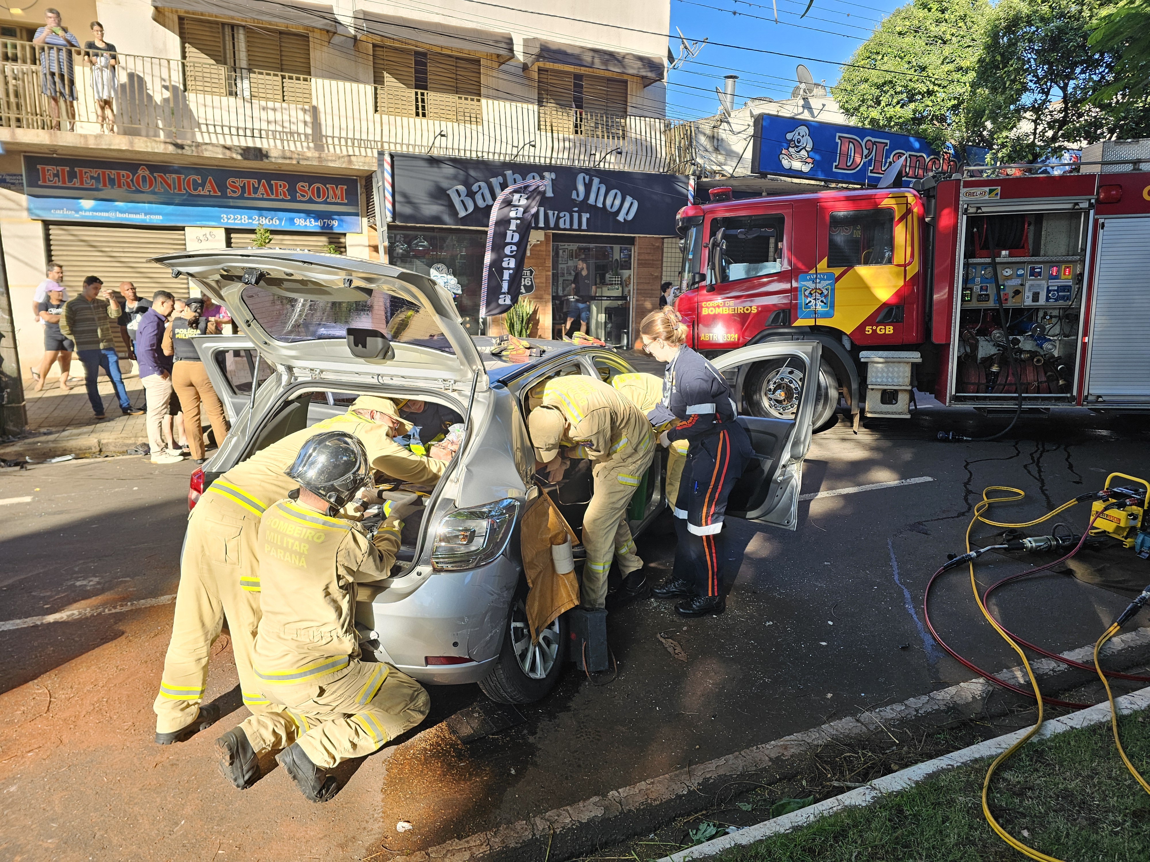 Quatro pessoas ficam feridas após carro invadir preferencial no Jardim Alvorada