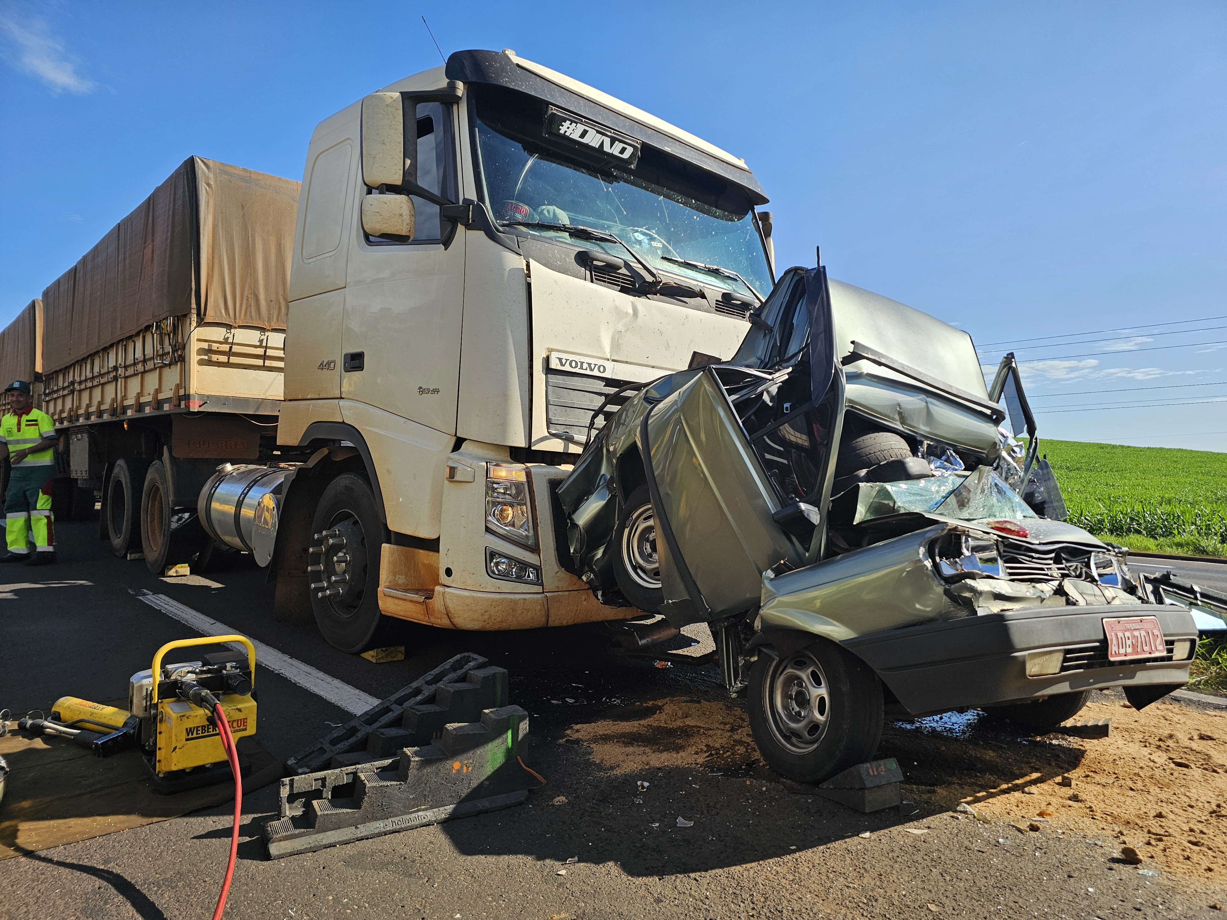 Motorista morre após veículo ser esmagado por carreta na rodovia BR-376