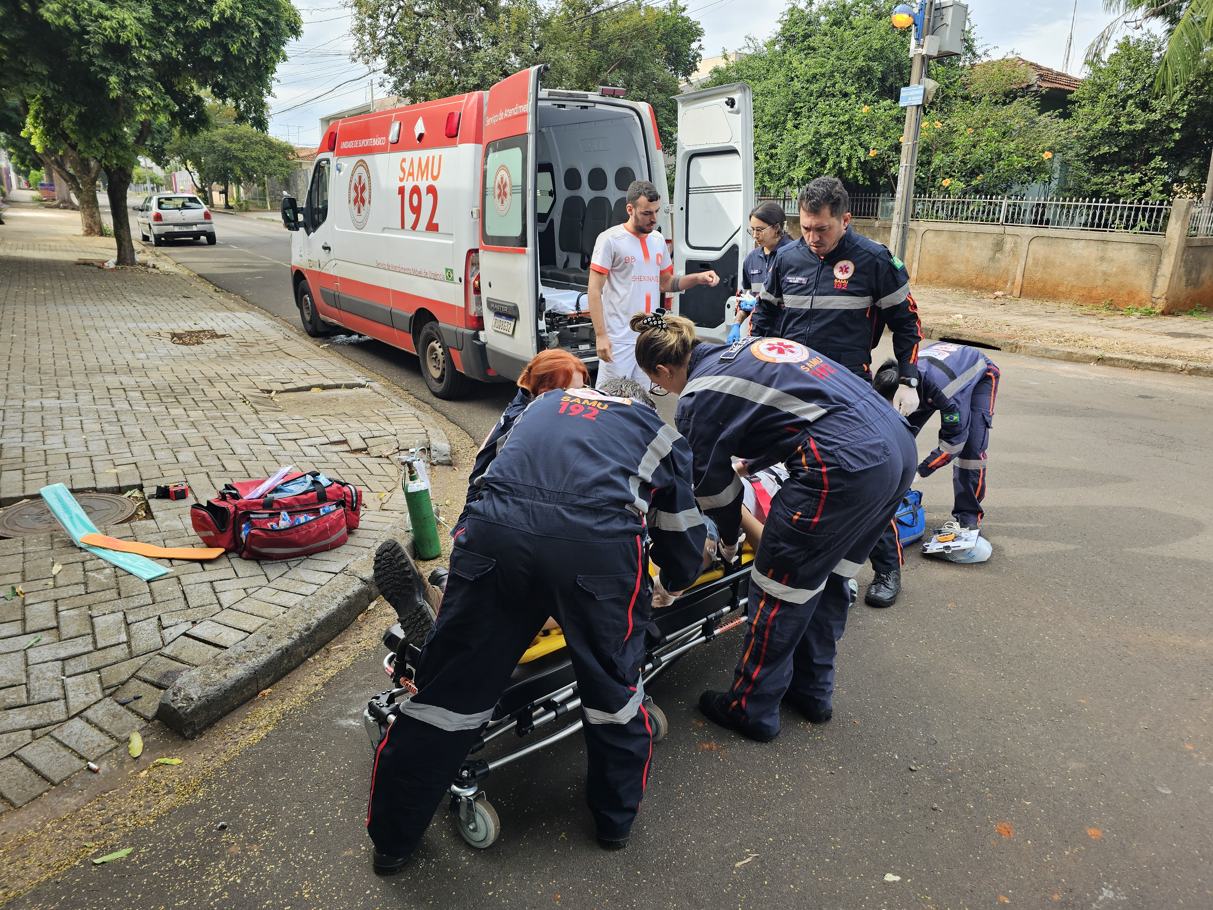 Idoso cruza preferencial, causa acidente grave e foge a pé do local