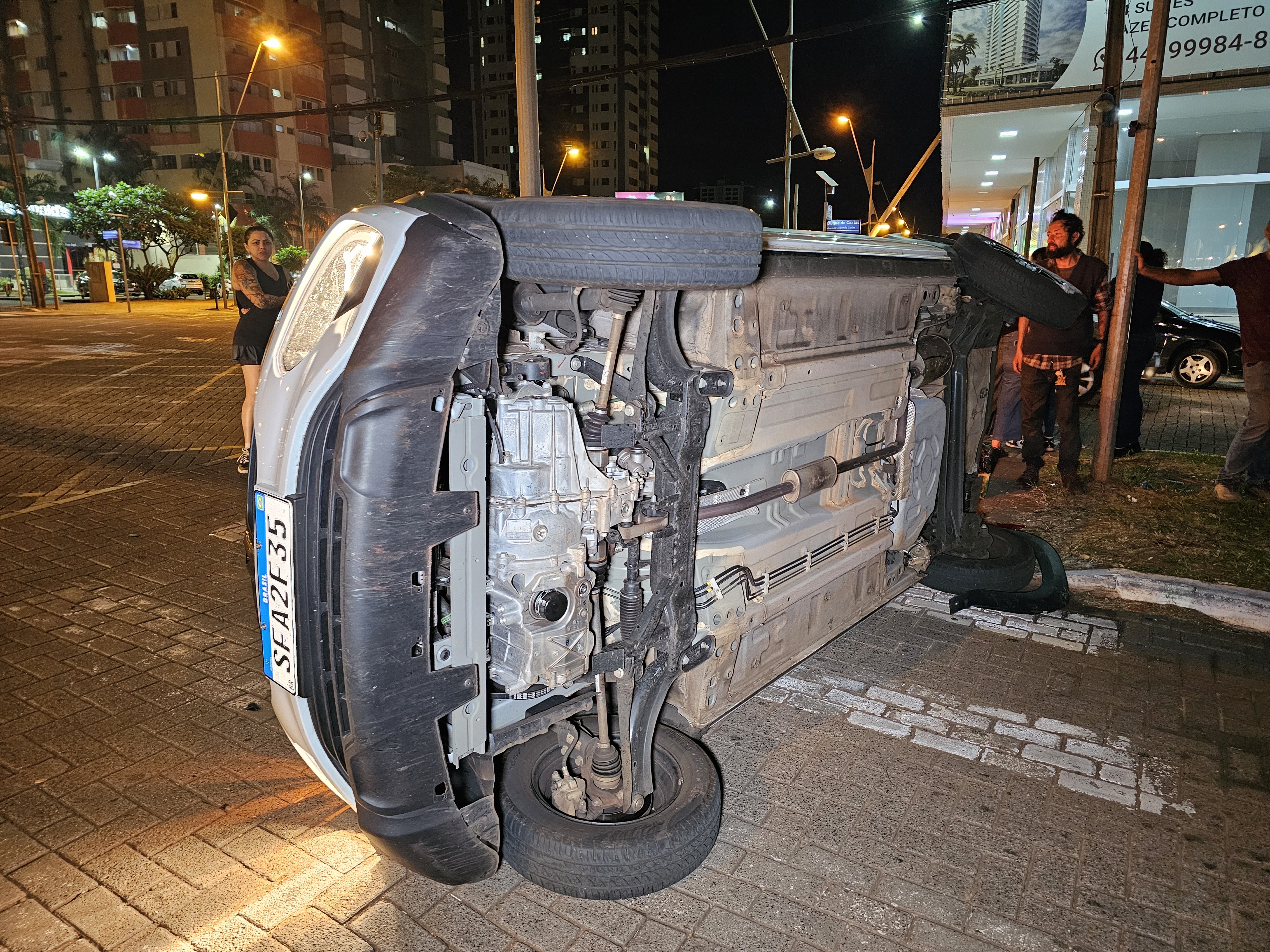 Automóvel tomba após colisão em avenida movimentada de Maringá