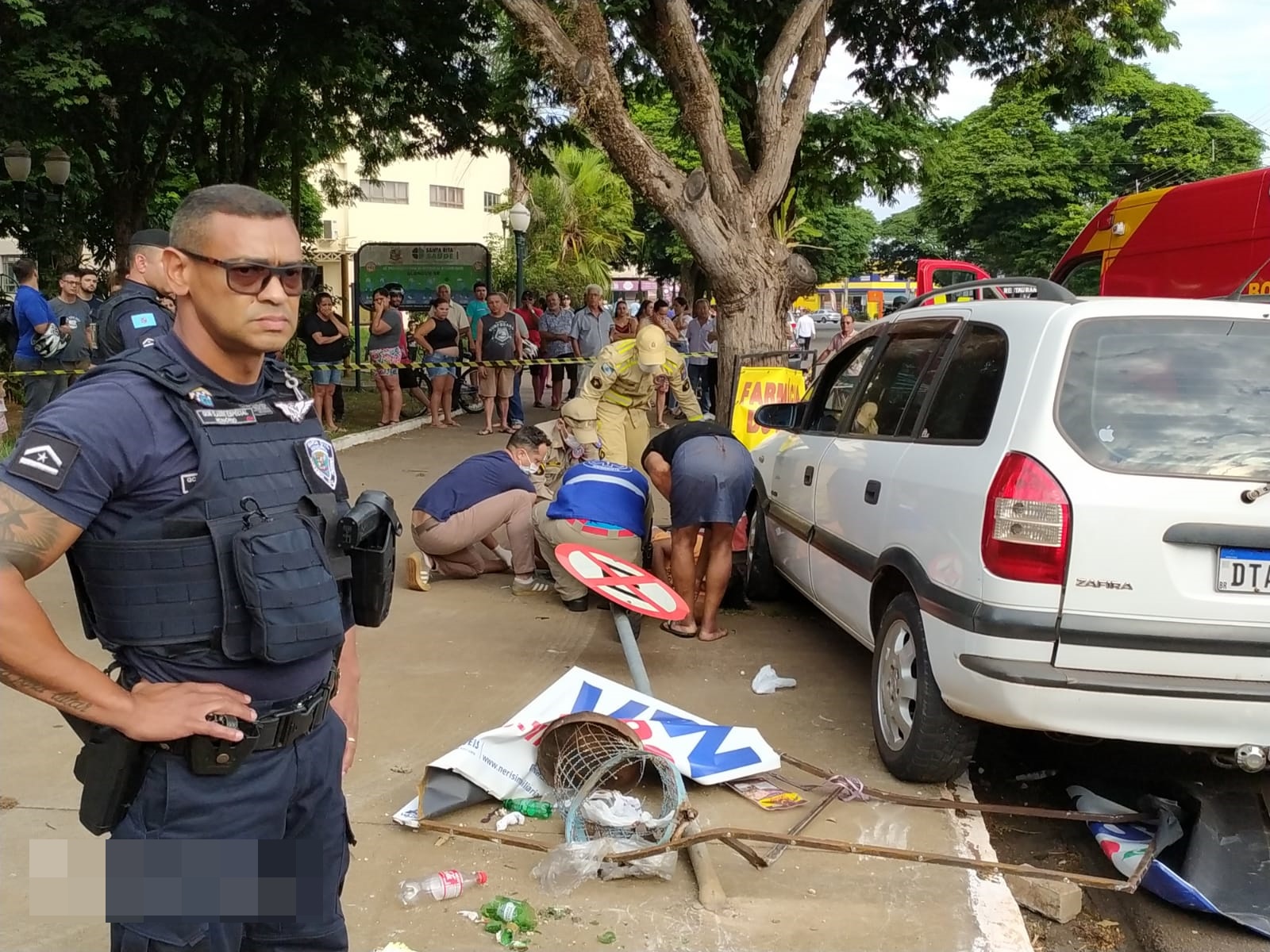 Mulher atropela mãe e filha em cima da calçada no centro de Sarandi