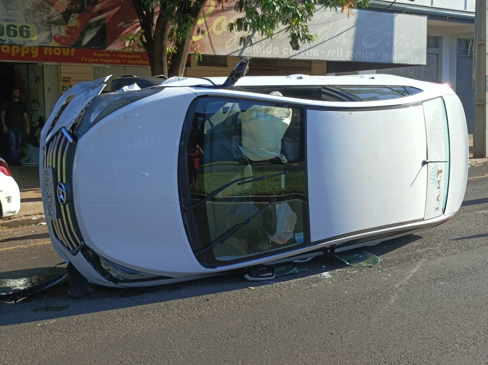 Motorista tomba automóvel após bater em outro veículo estacionado