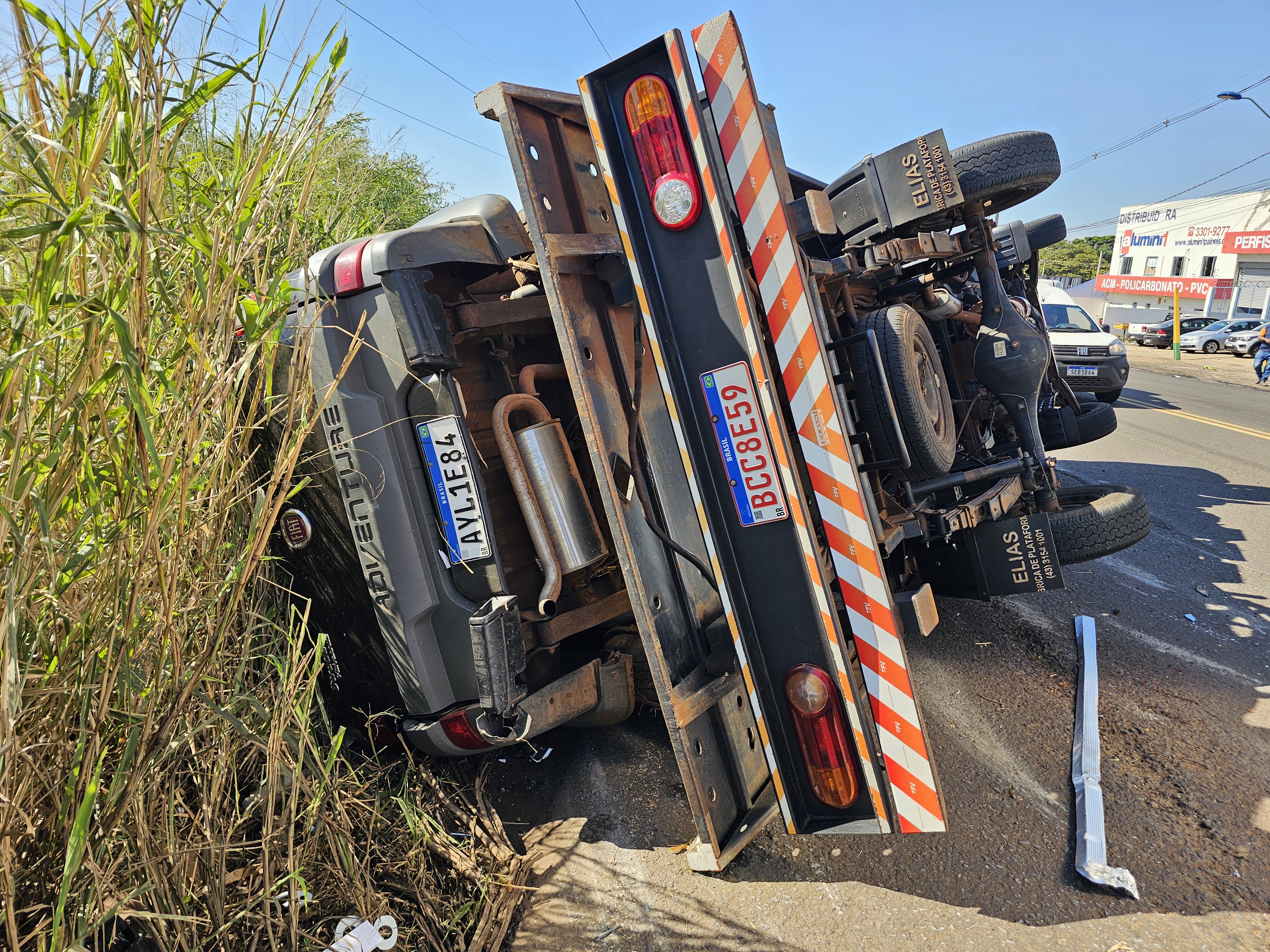 Motorista de guincho causa destruição após causar acidente no Contorno Sul