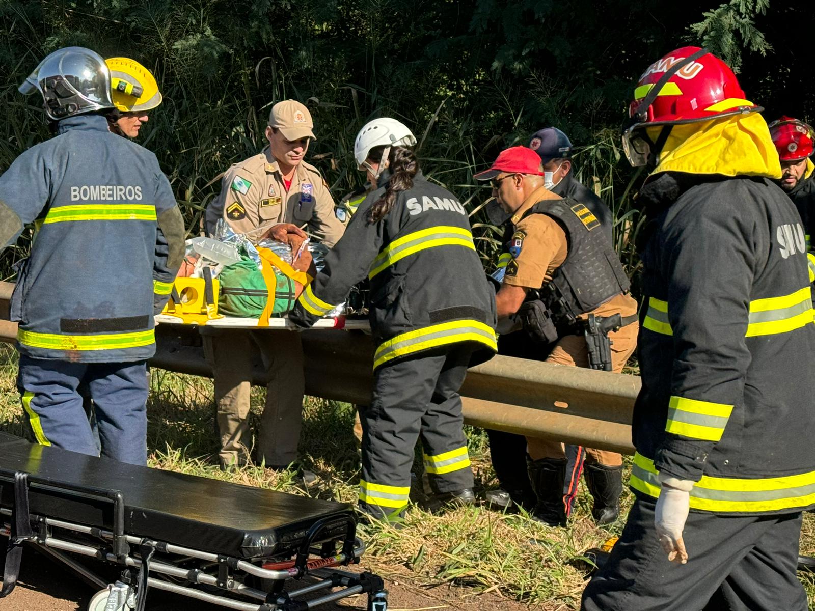 Dois trabalhadores sofrem acidente grave após caminhão betoneira tombar na rodovia 317