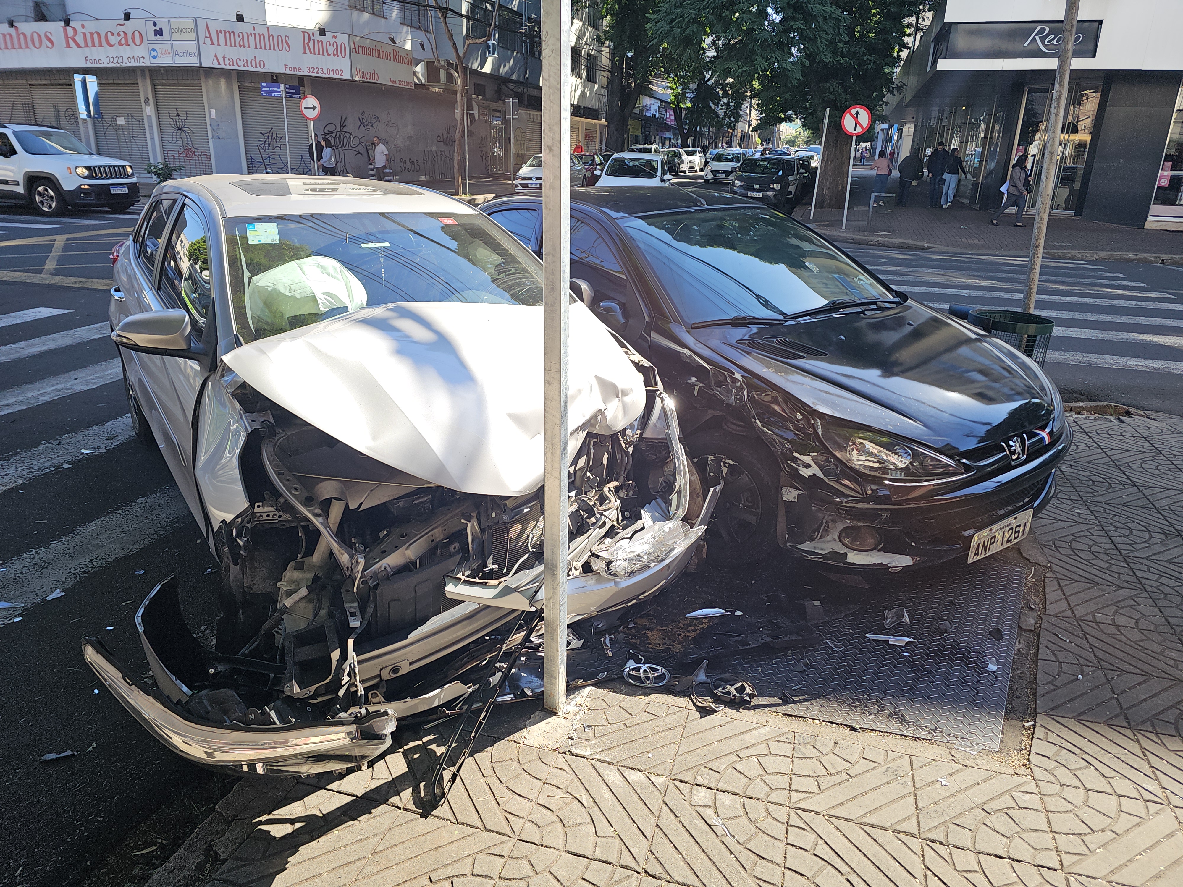 Motorista invade preferencial e causa acidente no centro de Maringá