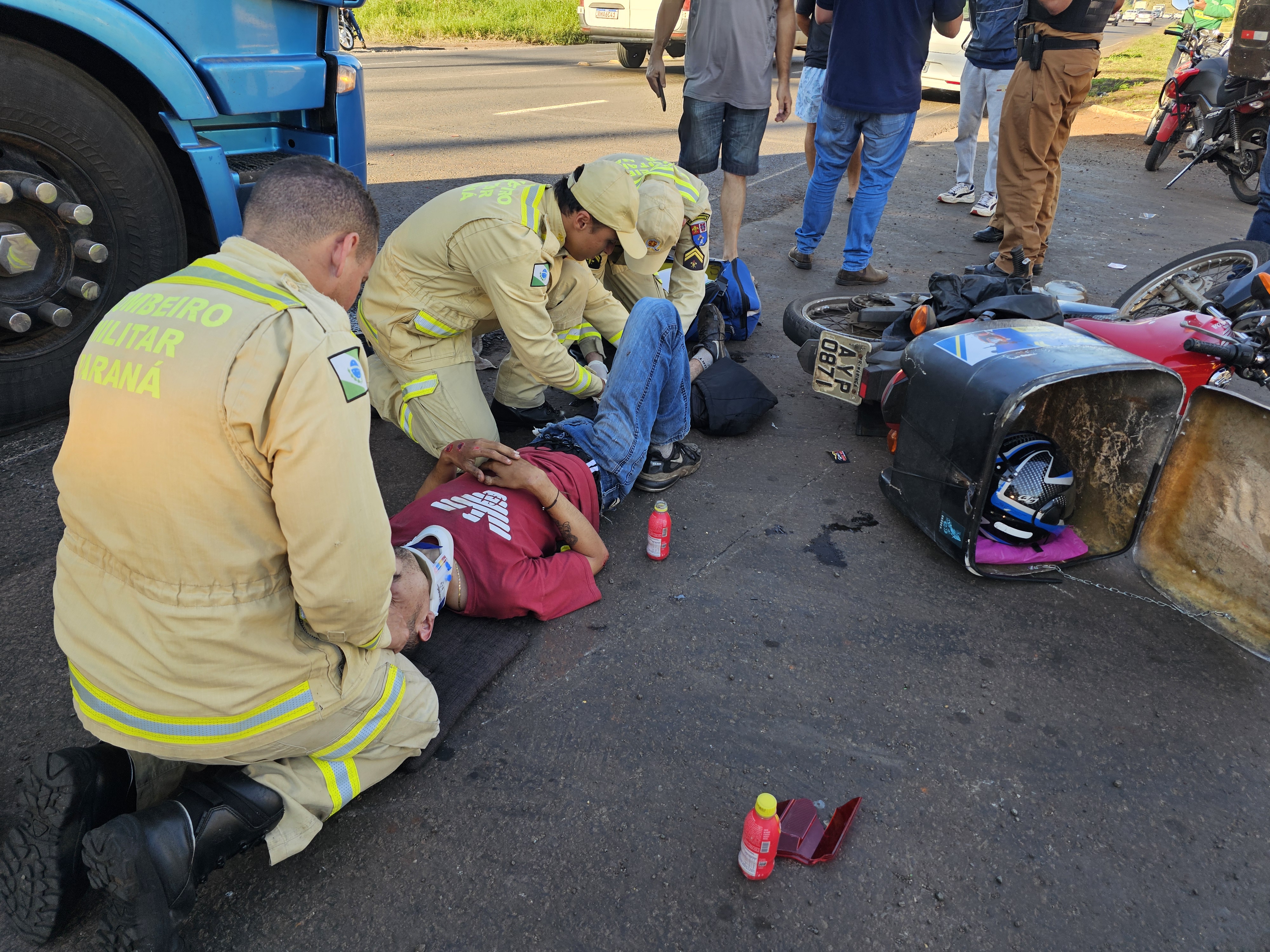 Motoboy de 24 anos escapa da morte após sofrer acidente e cair debaixo de uma carreta