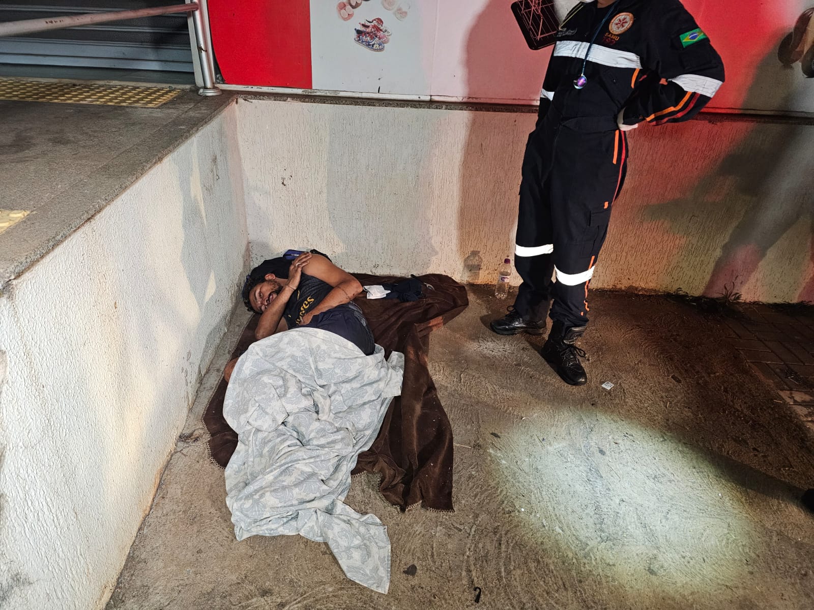 Homem em situação de rua é socorrido após ter sido espancado em Maringá