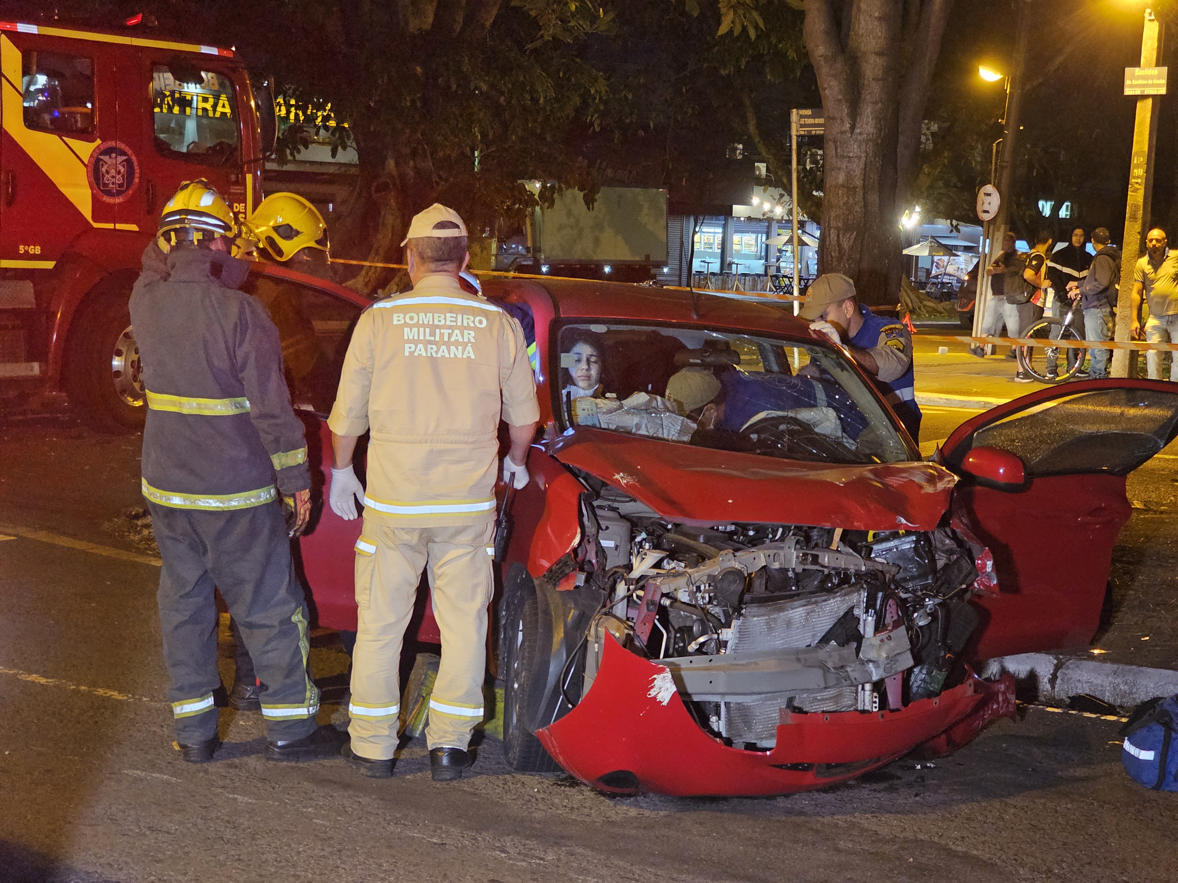 Casal é resgatado após sofrer acidente grave em Maringá