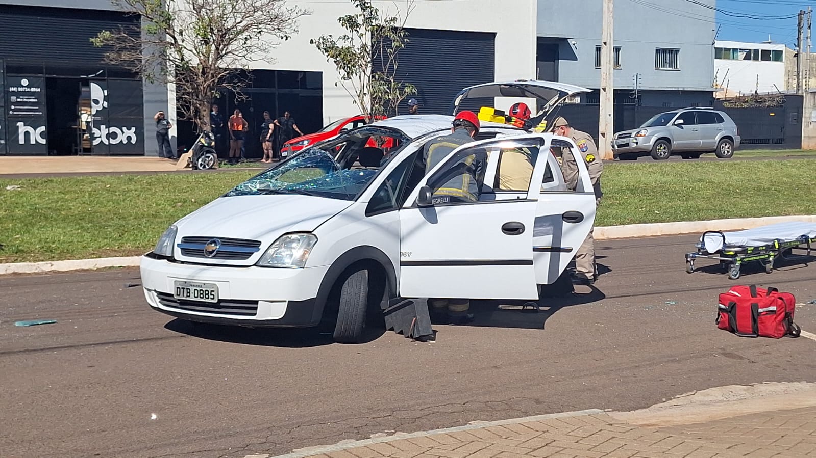 Carro capota quatro vezes após colisão com outro veículo no Jardim Tóquio