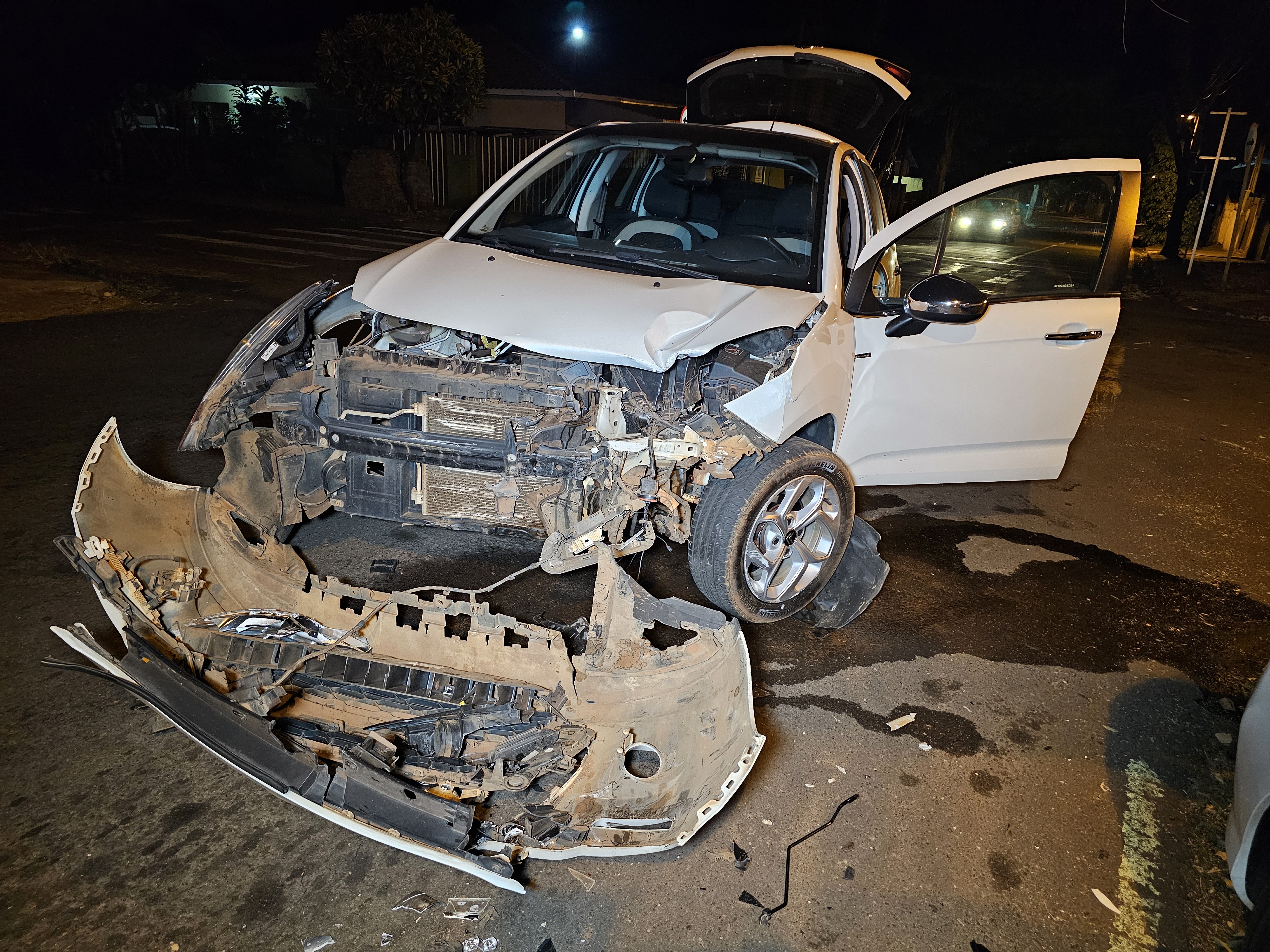 Casal da cidade de Floraí sofre acidente em Maringá após invadir preferencial