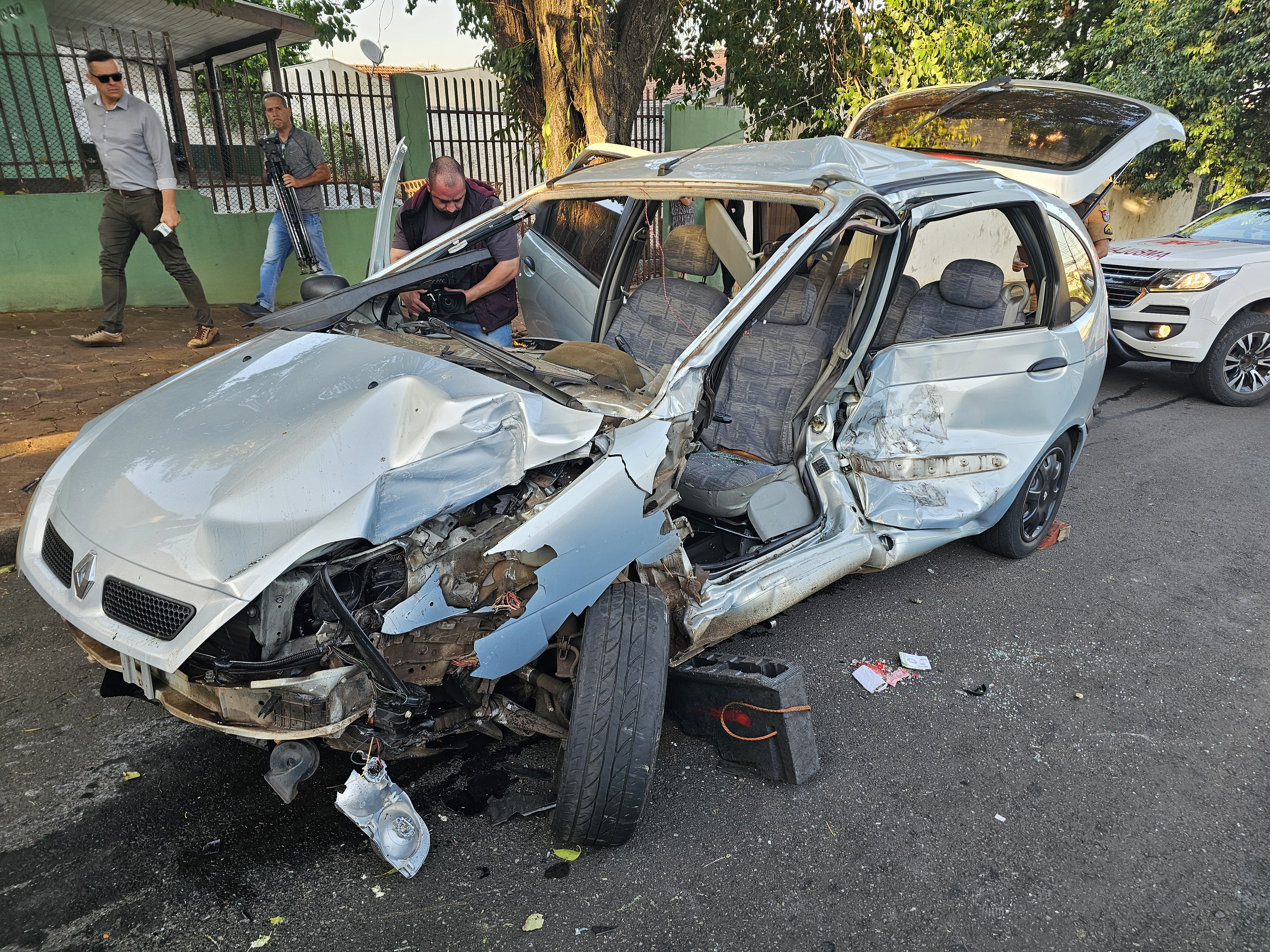 Motorista sofre acidente grave após bater em veículo estacionado