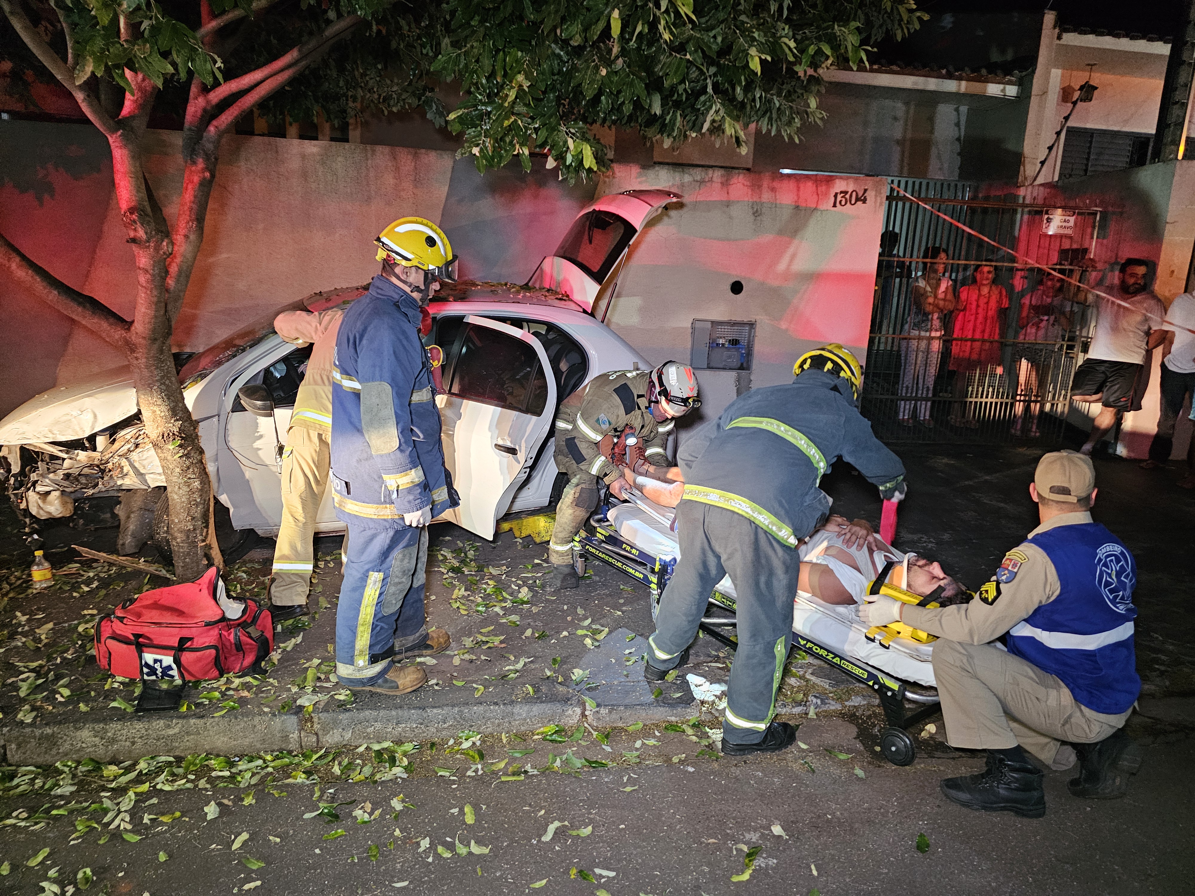 Motorista cruza preferencial e causa acidente grave no Jardim Los Angeles