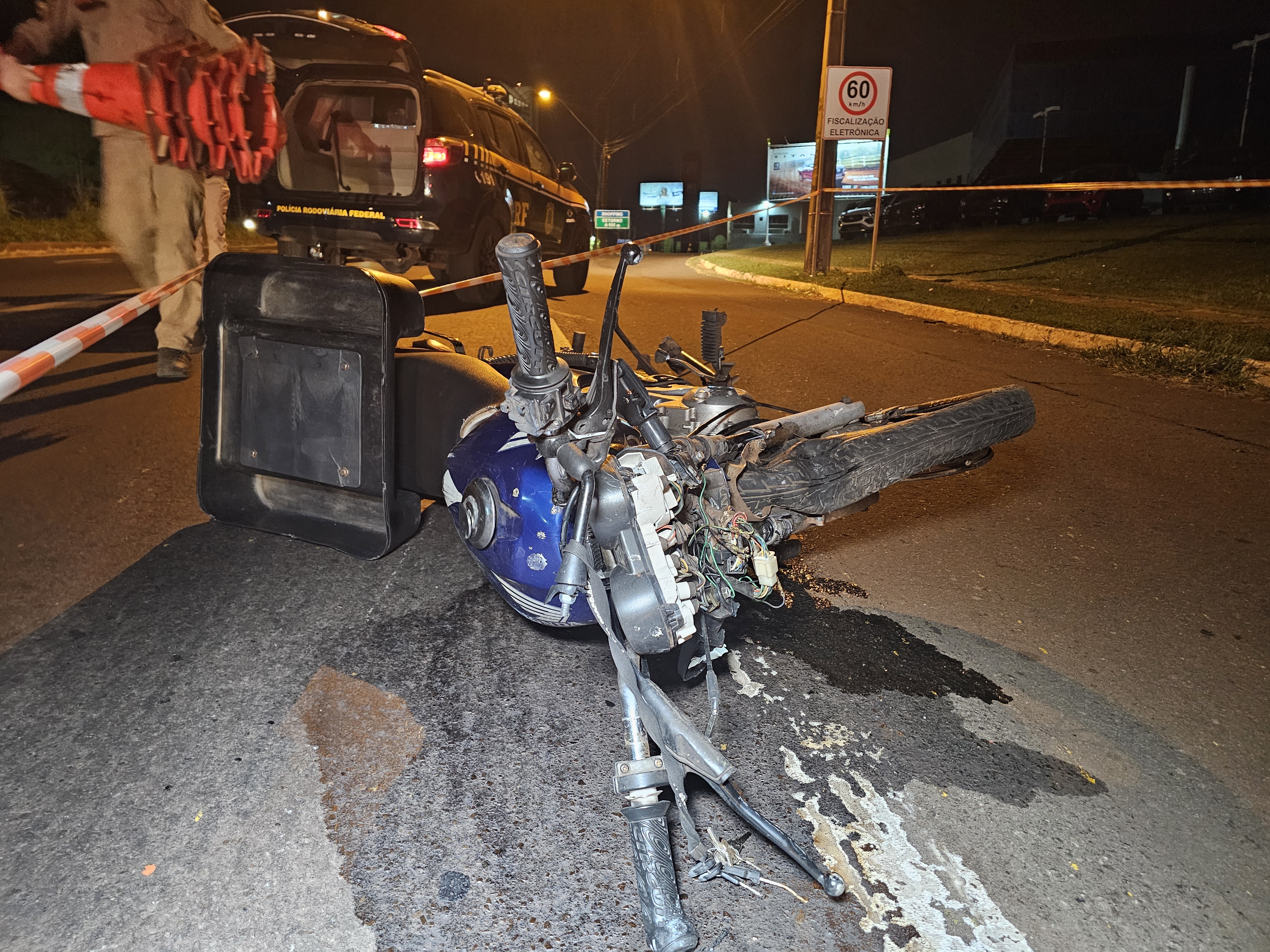 Motociclista na contramão morre na Avenida Colombo após bater de frente com carro