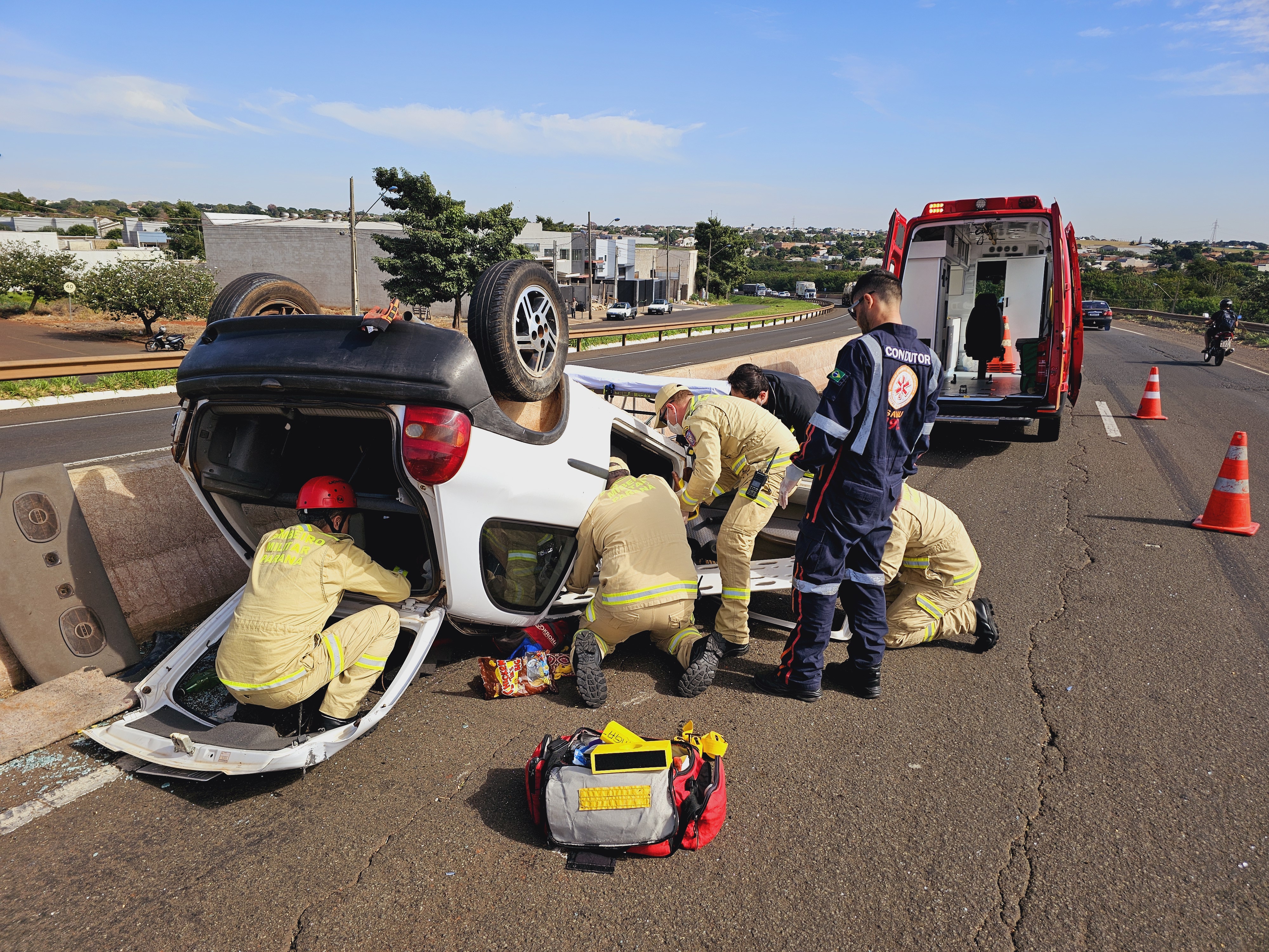 Motorista sofre ferimentos ao capotar automóvel no Contorno Norte