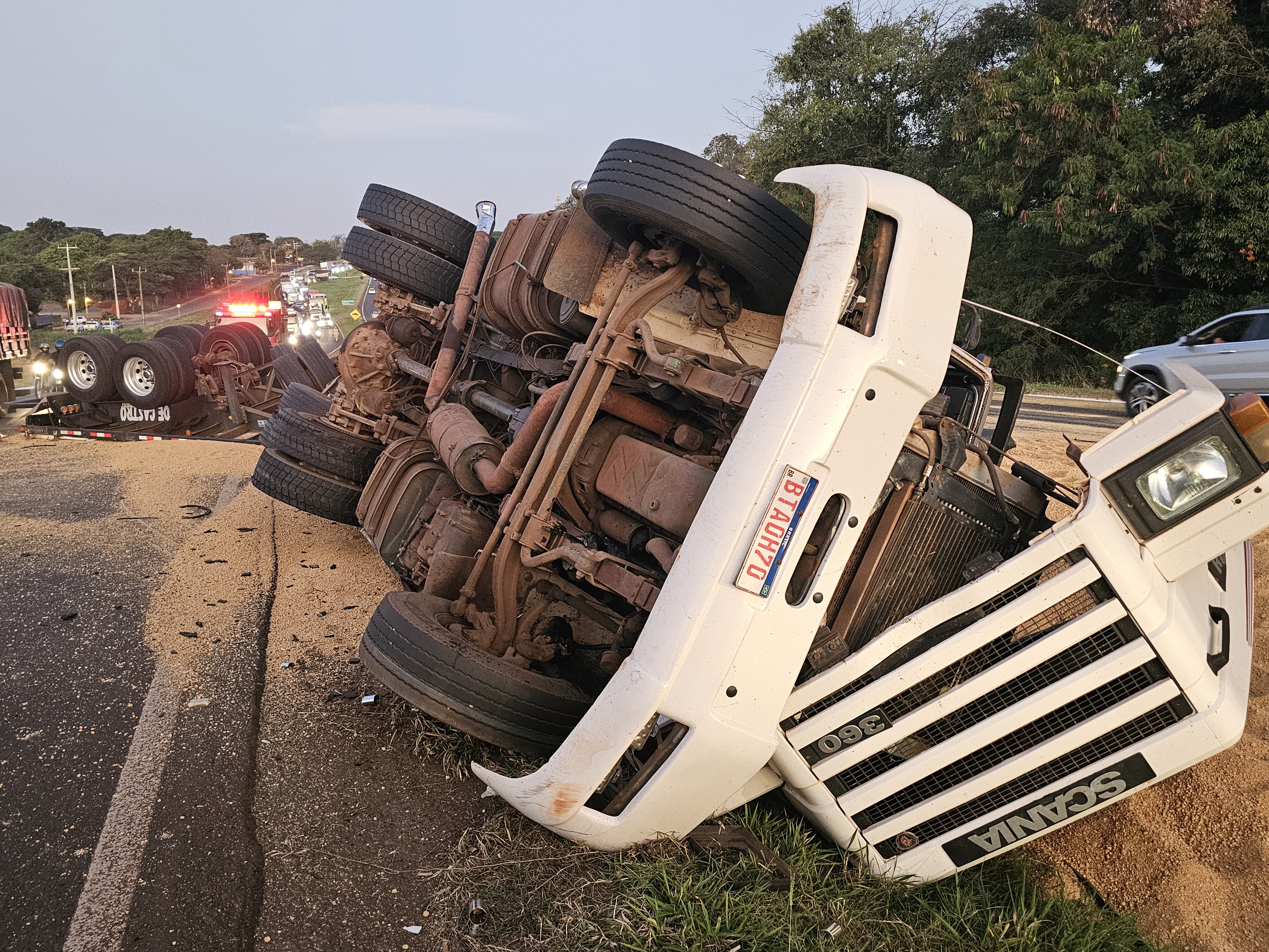 Casal fica ferido após carreta com farelo de soja tombar na rodovia de Mandaguaçu