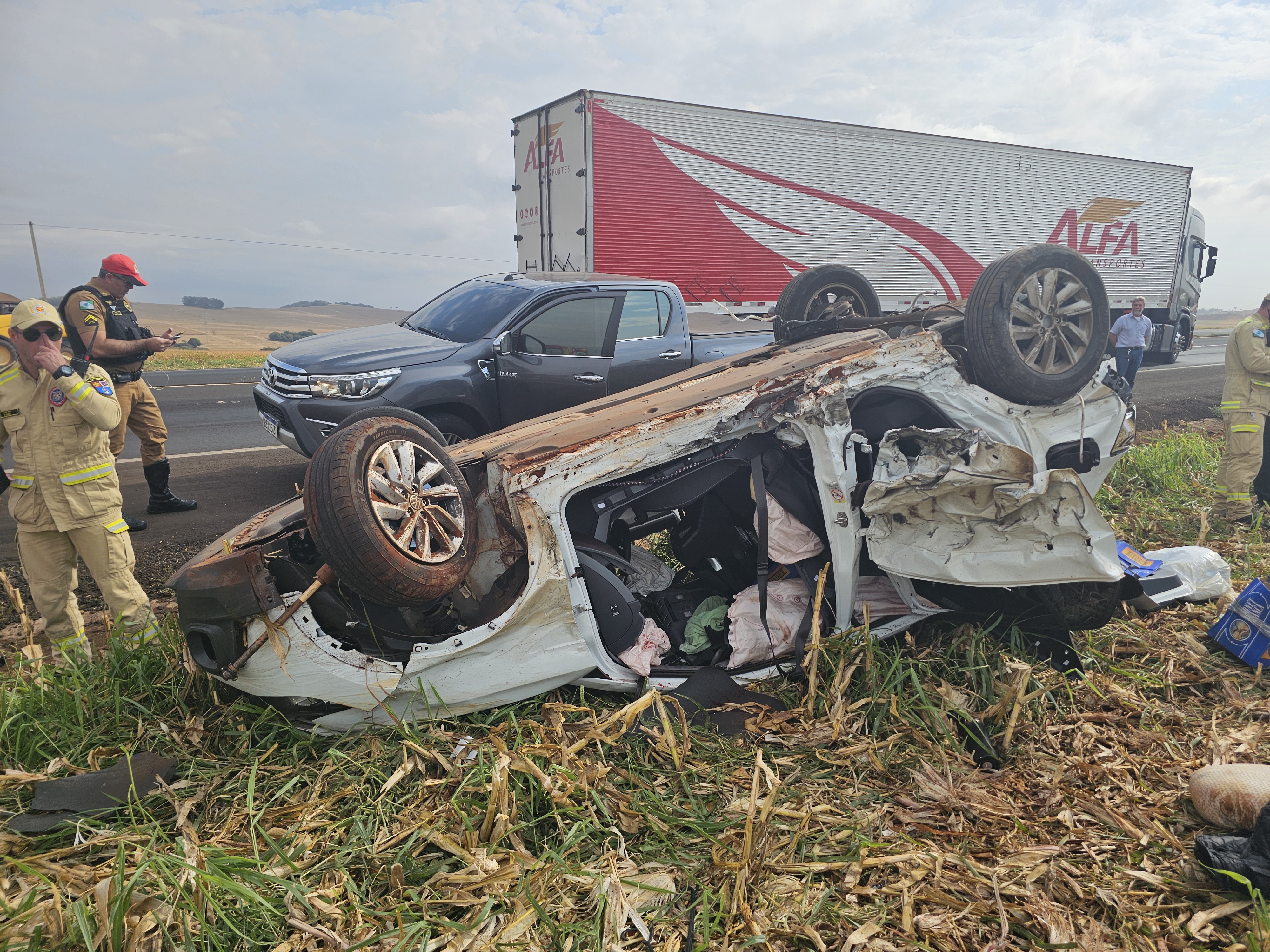 Contrabandistas capotam carro durante perseguição na rodovia de Floresta