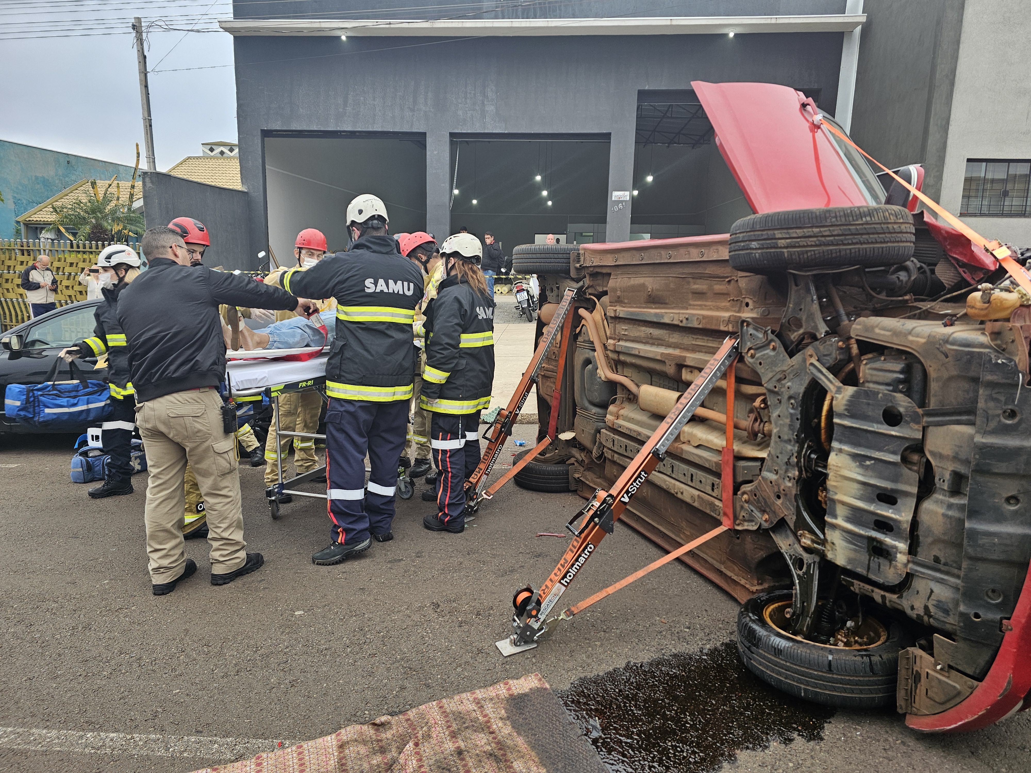 Mulher fica ferida ao tombar automóvel em Maringá