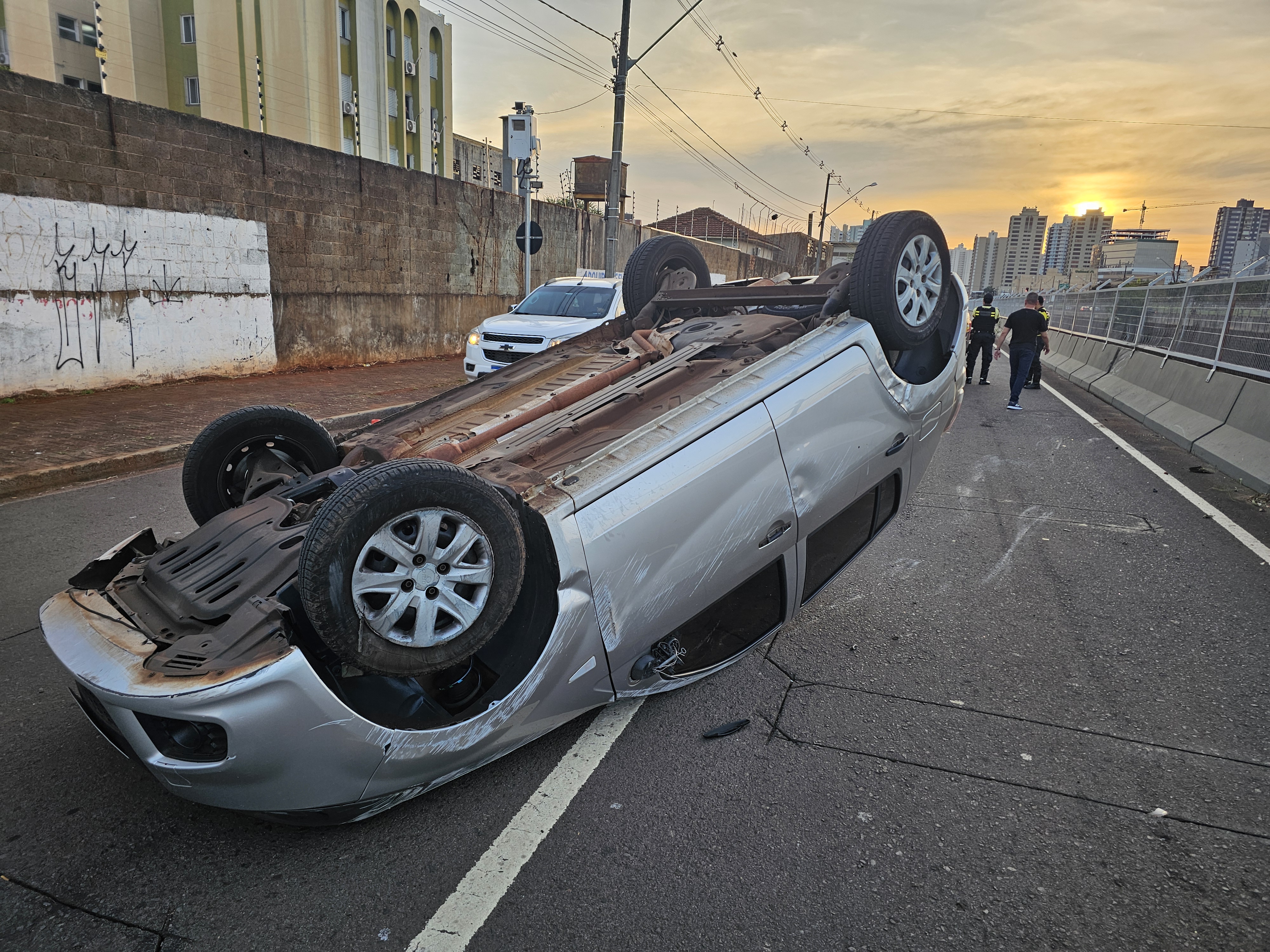 Motorista capota veículo para não atropelar motociclista